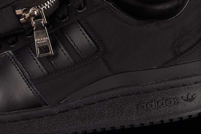 Forum 84 - Black
