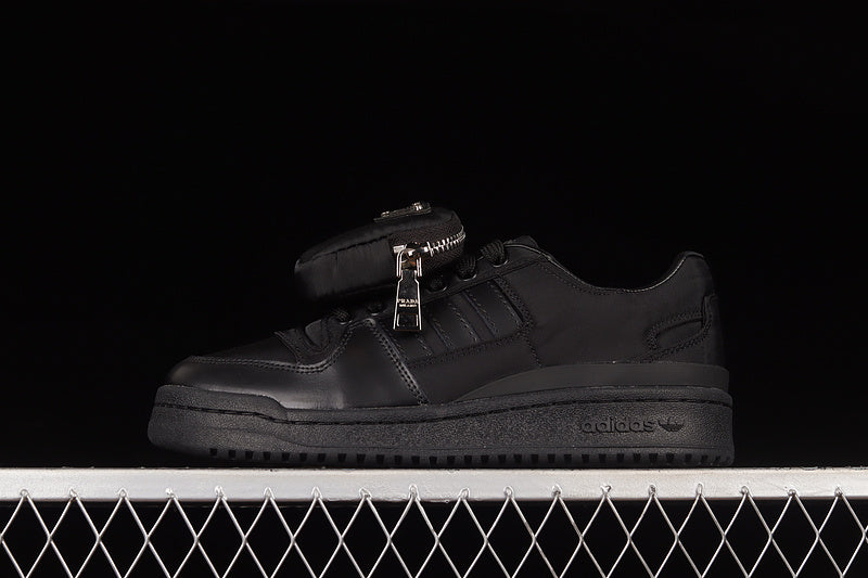 Forum 84 - Black