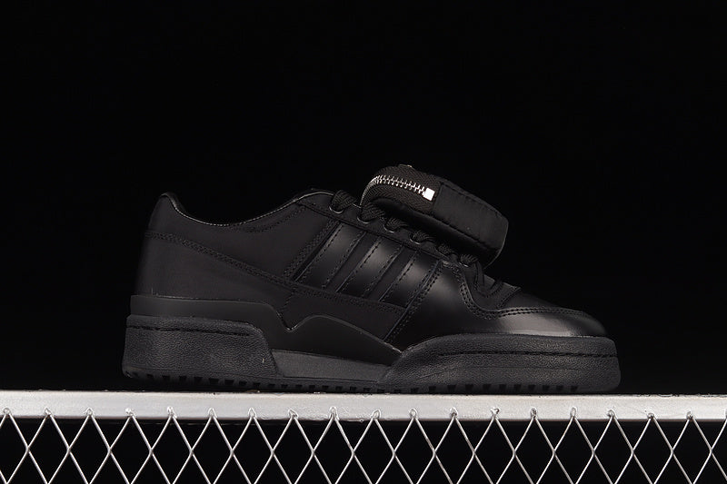 Forum 84 - Black