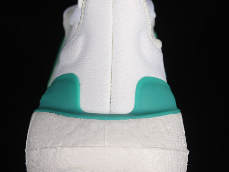 adidasUnisex Ultraboost Light - COURT GREEN
