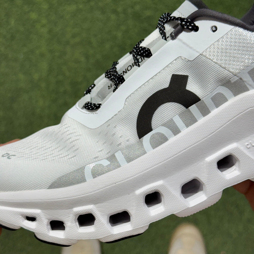 OnRunning Cloudmonster - White Black