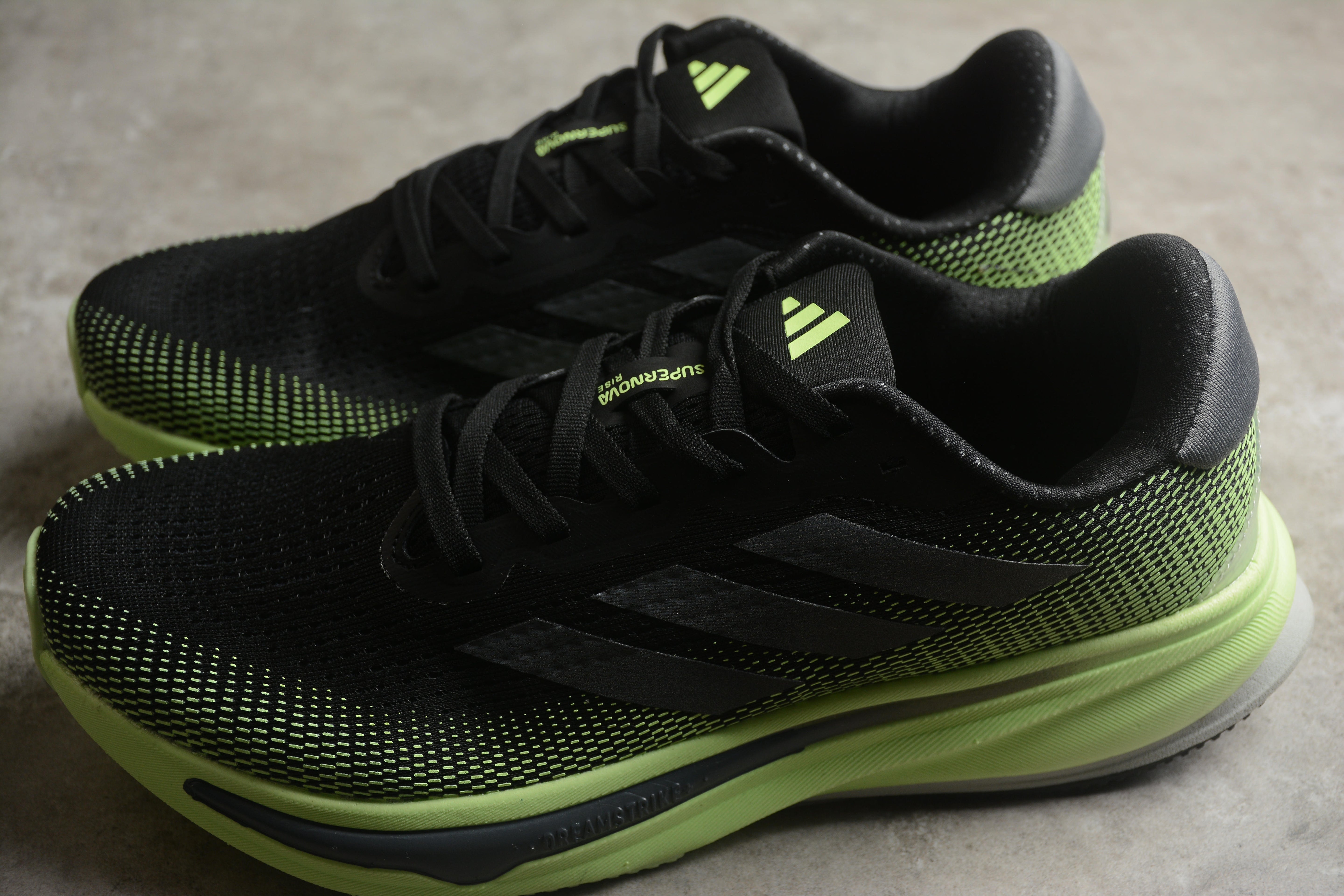 adidasUnisex Supernova Rise - Neon Strike