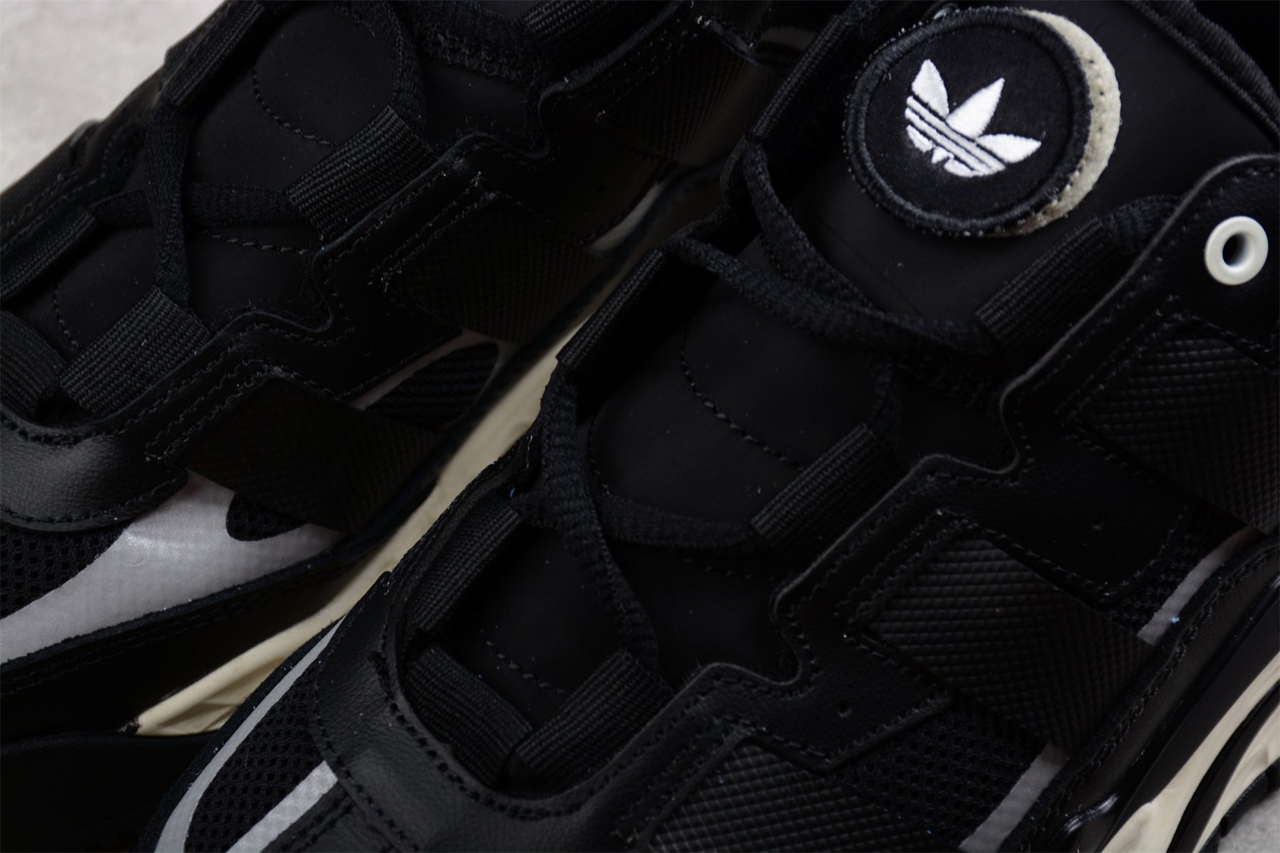 adidasUnisex Niteball - Black