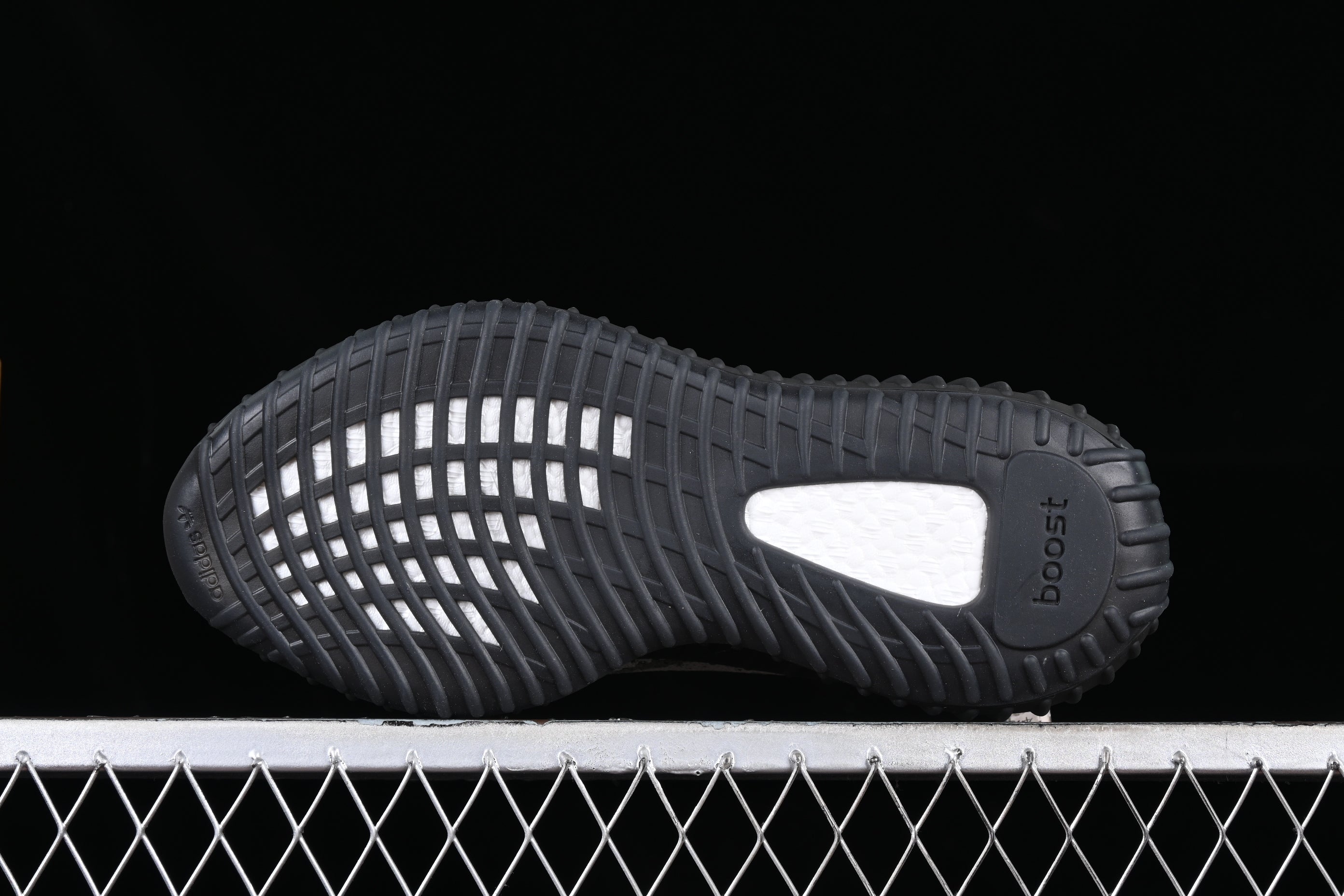 adidasUnisex Yeezy 350 - Carbon Beluga