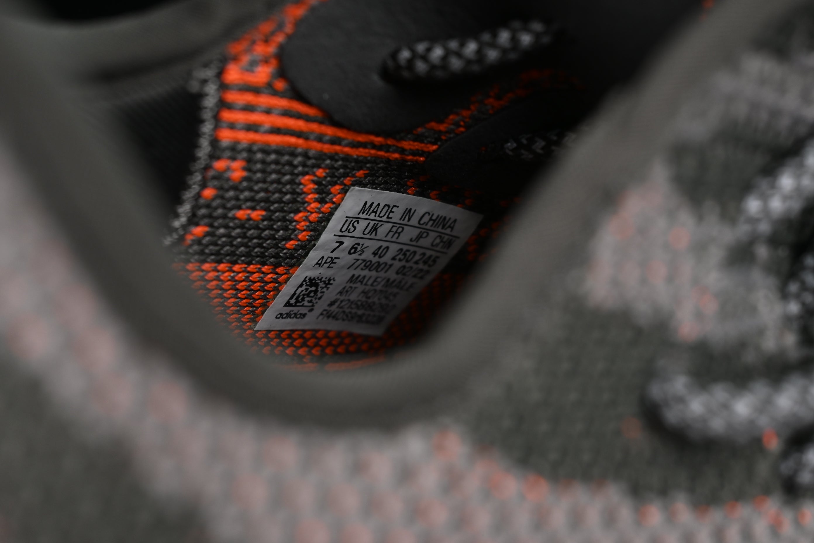 adidasUnisex Yeezy 350 - Carbon Beluga