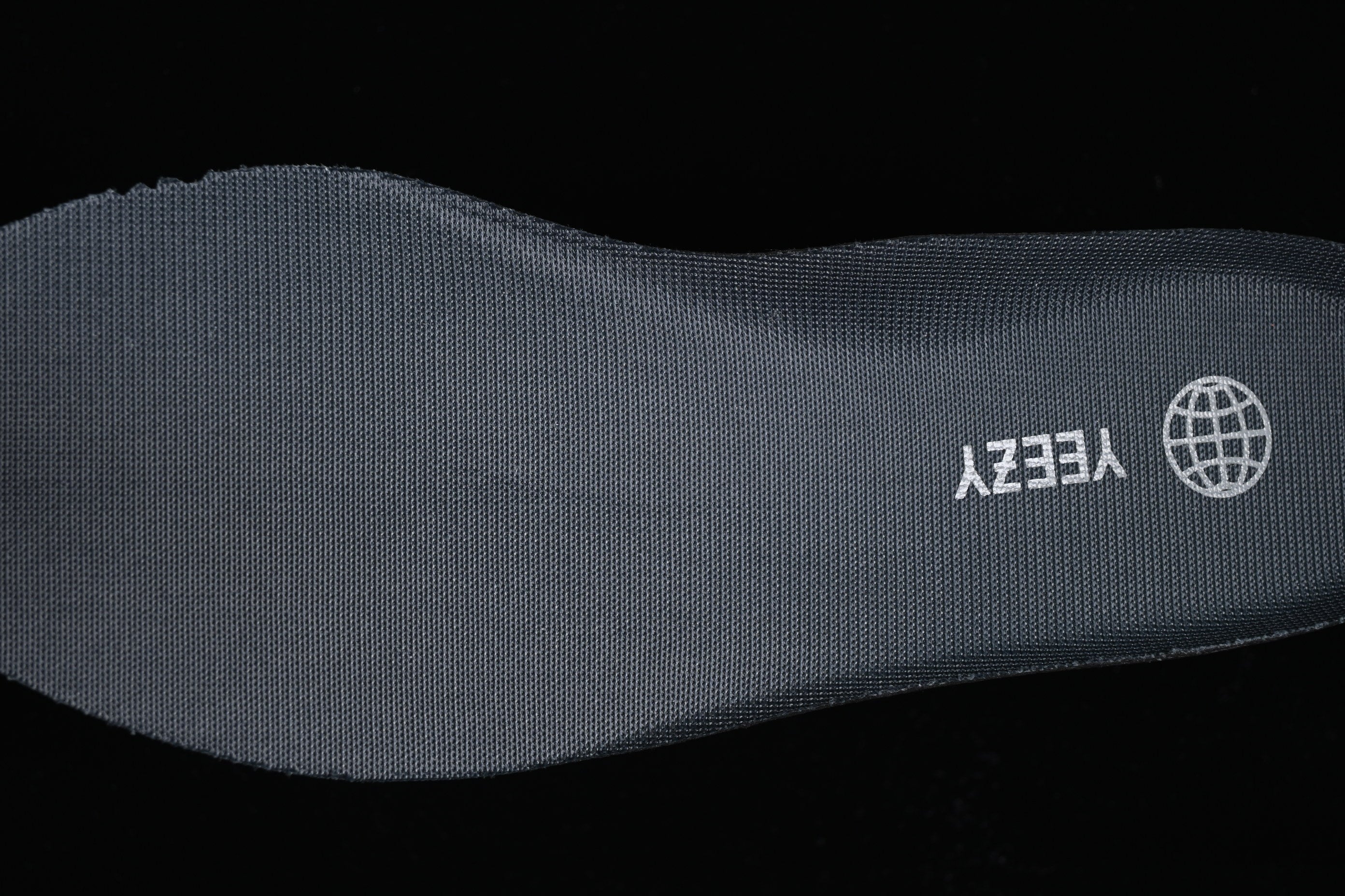 adidasUnisex Yeezy 350 - Carbon Beluga