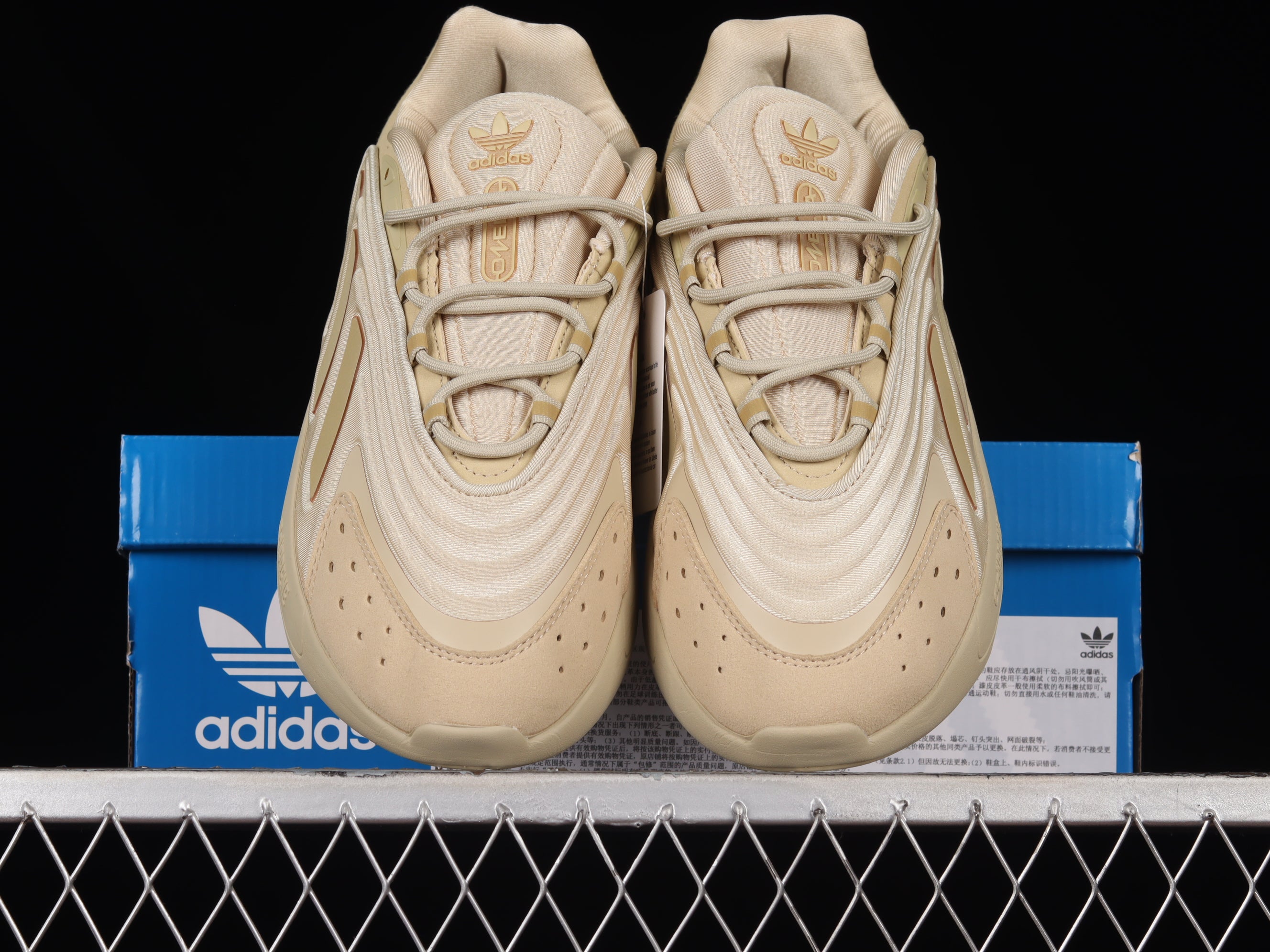 adidasUnisex Ozelia - Beige