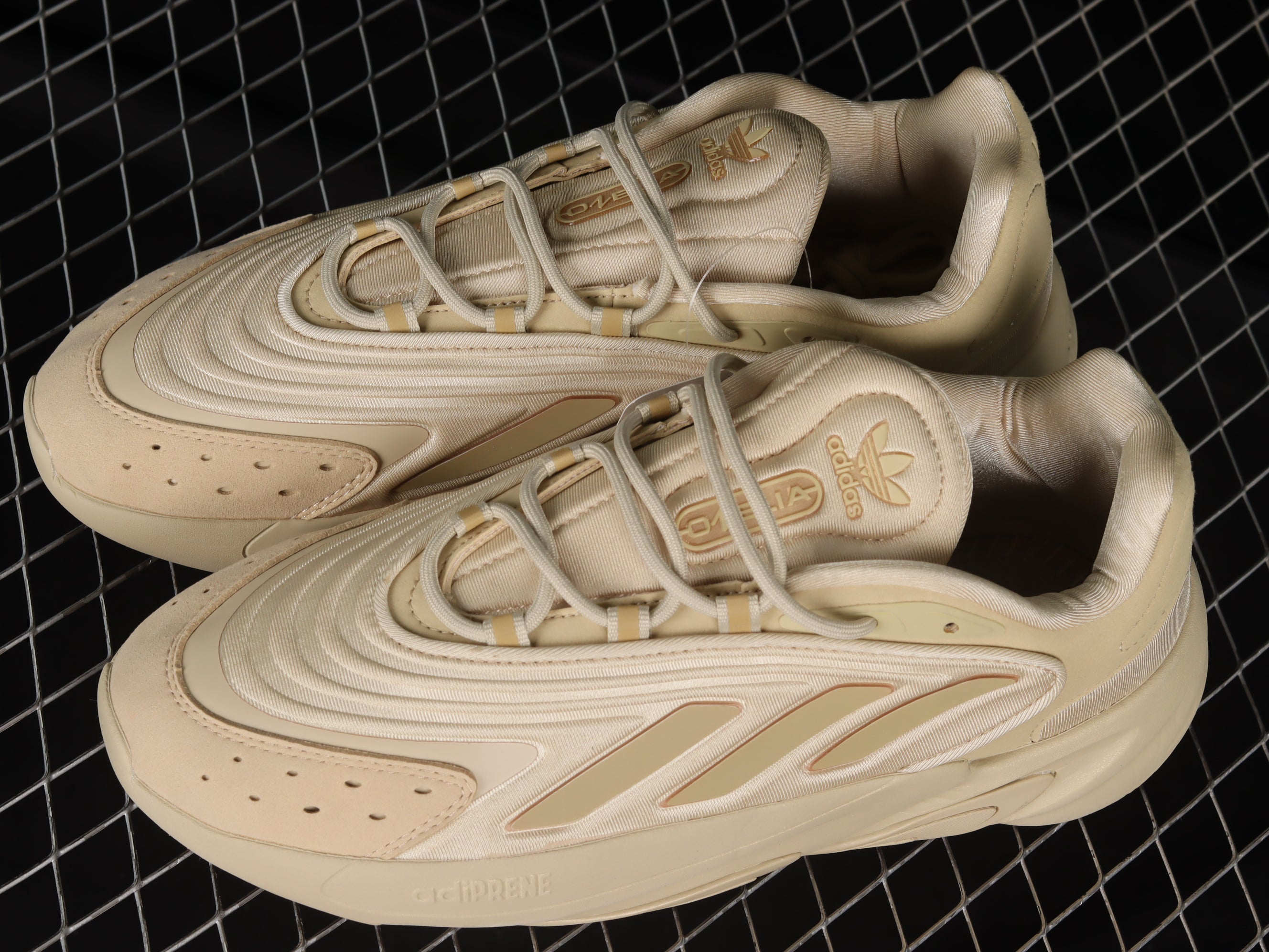 adidasUnisex Ozelia - Beige