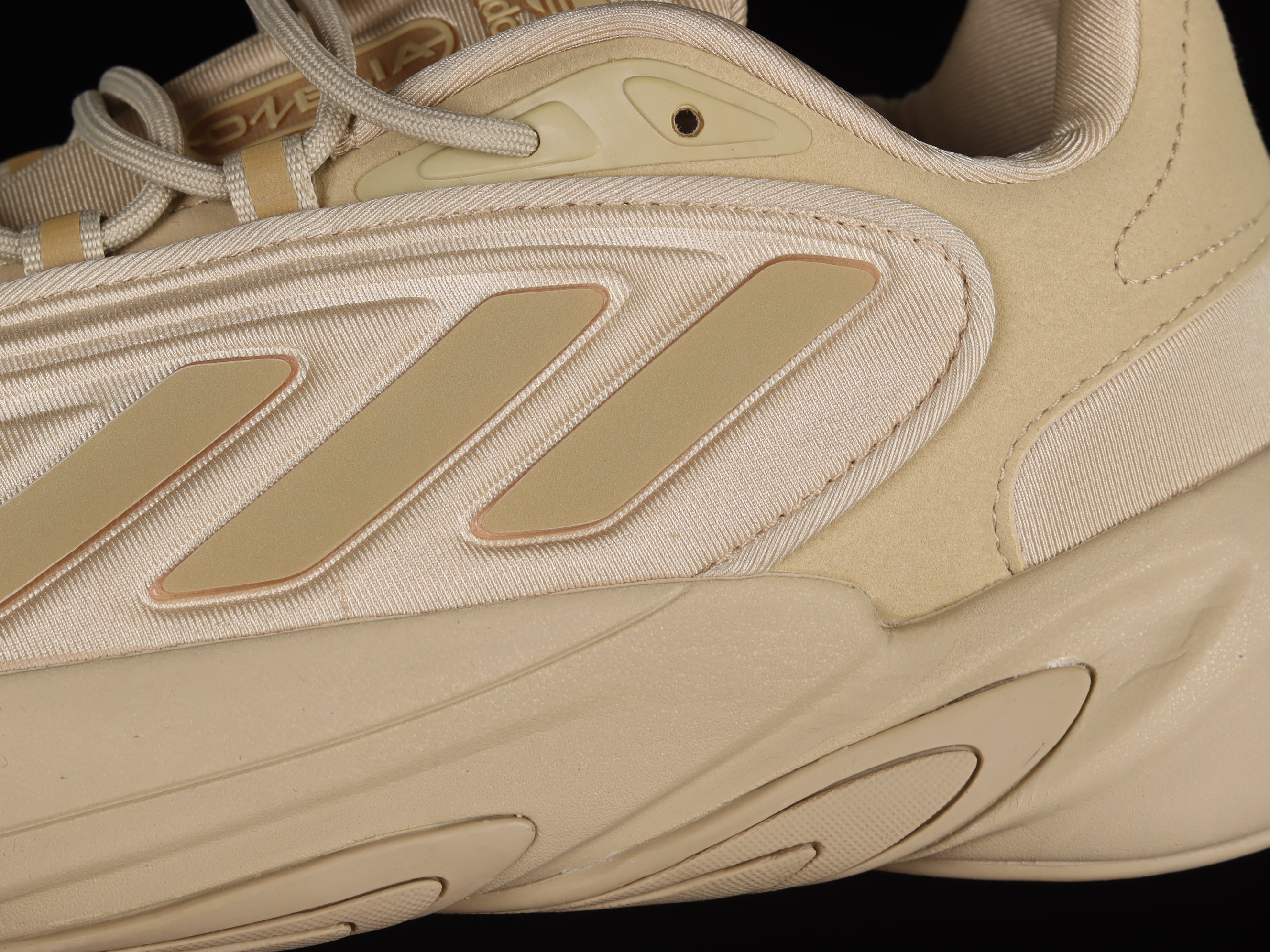 adidasUnisex Ozelia - Beige