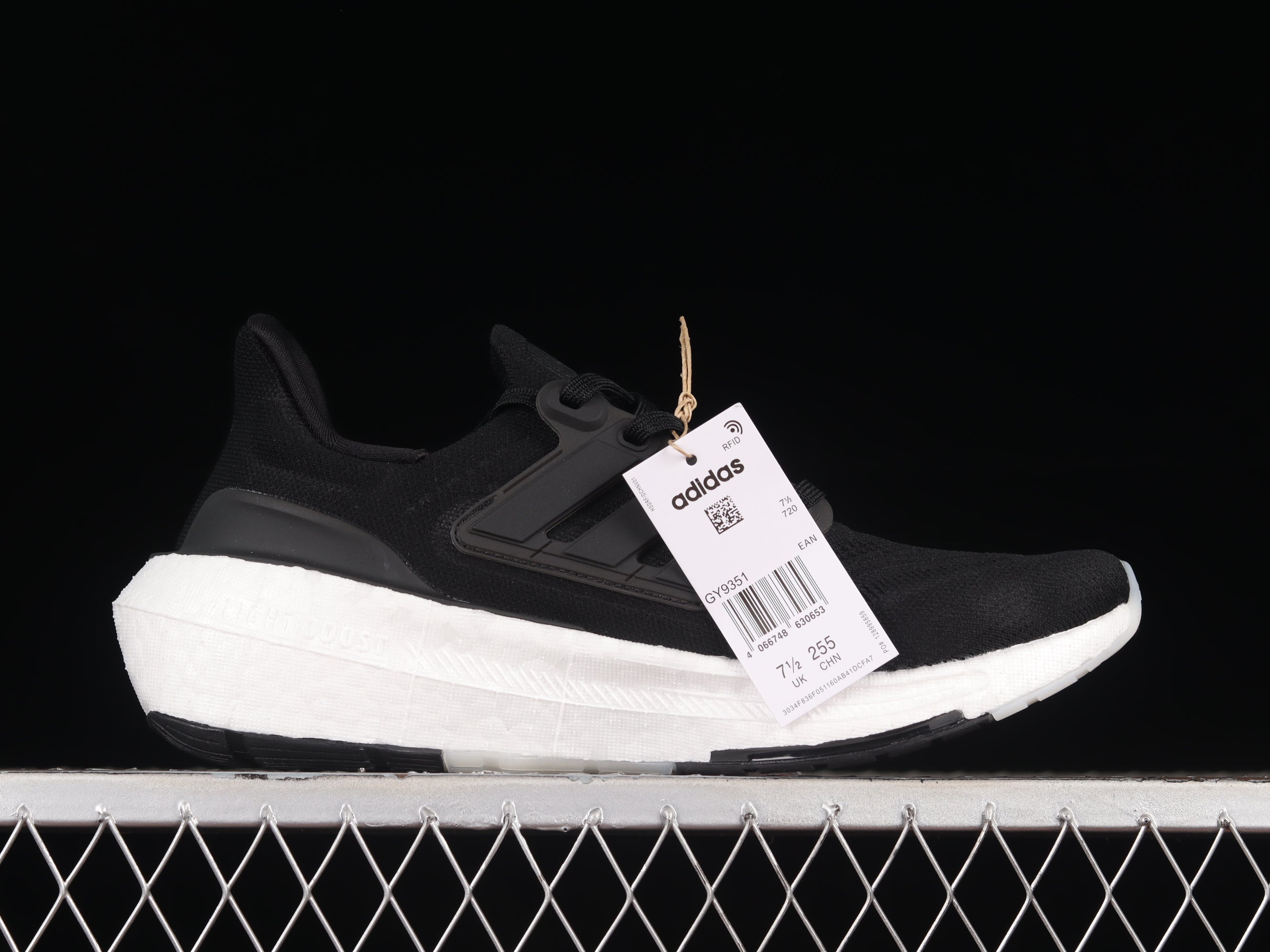 adidasUnisex Ultrabost Light 23 - Black