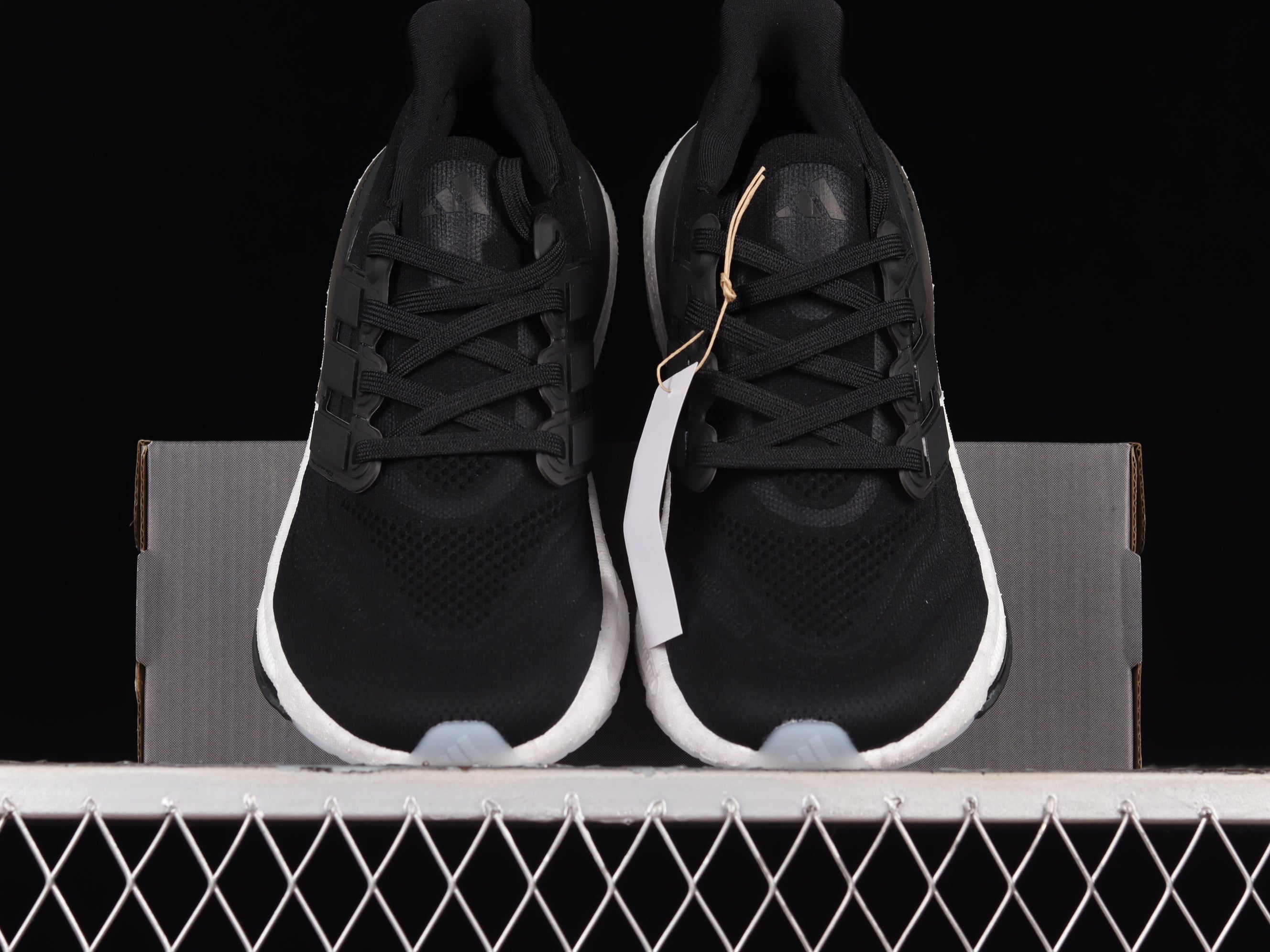 adidasUnisex Ultrabost Light 23 - Black