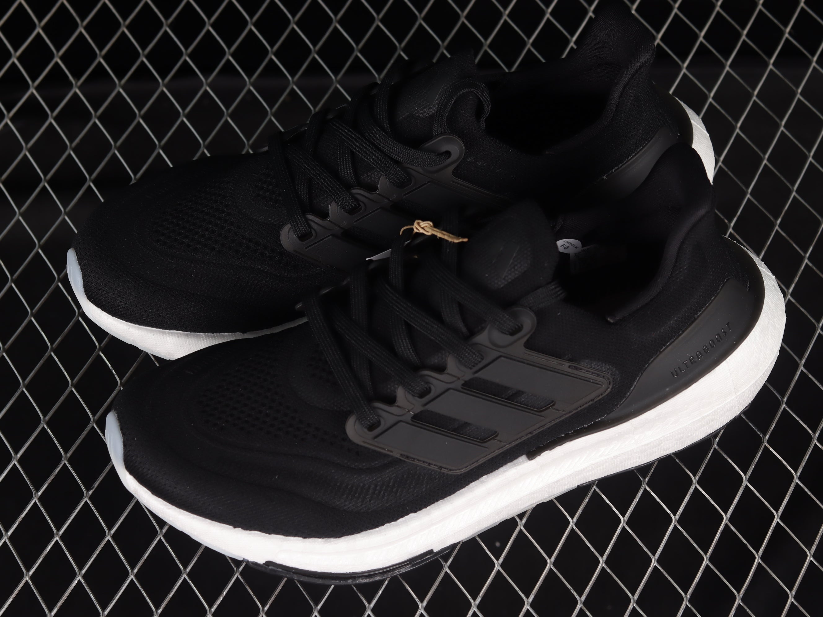 adidasUnisex Ultrabost Light 23 - Black