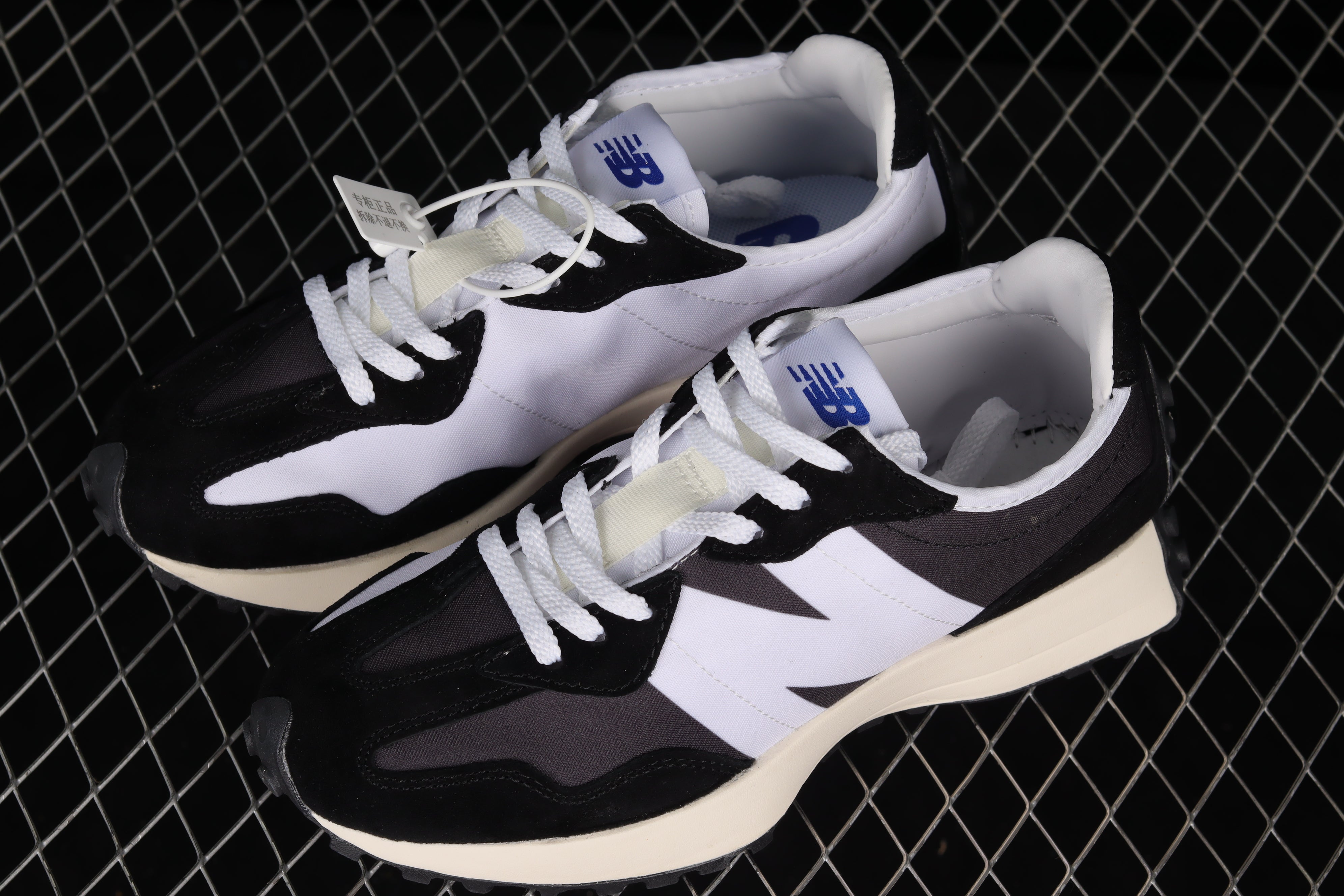 New Balance 327 - Black