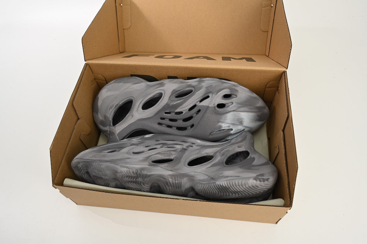 adidasUnisex Yeezy Foam RNR - MX Granite