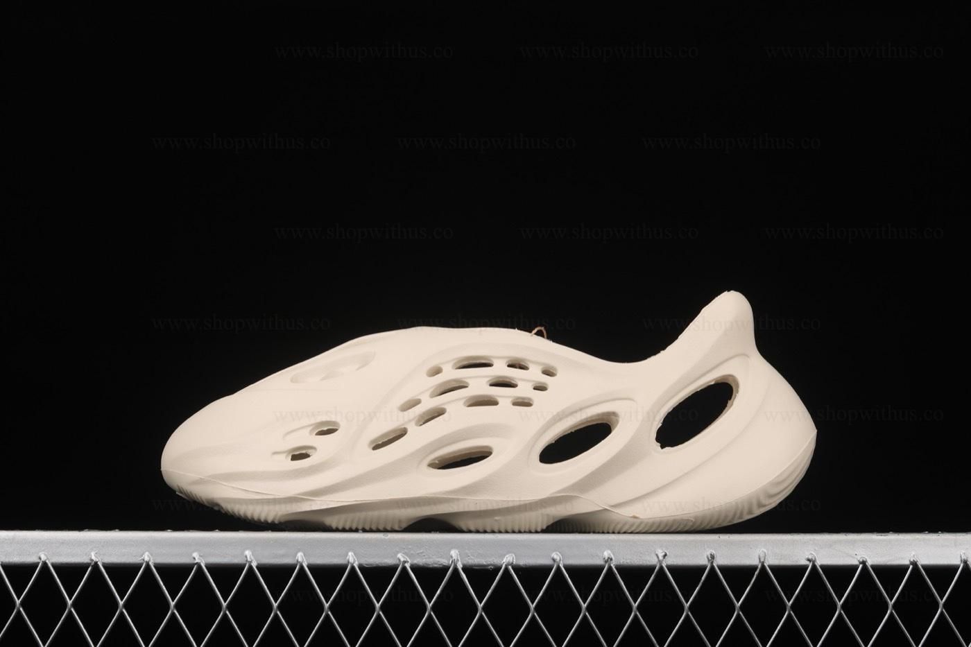 adidasUnisex Yeezy Foam RNNR - Sand