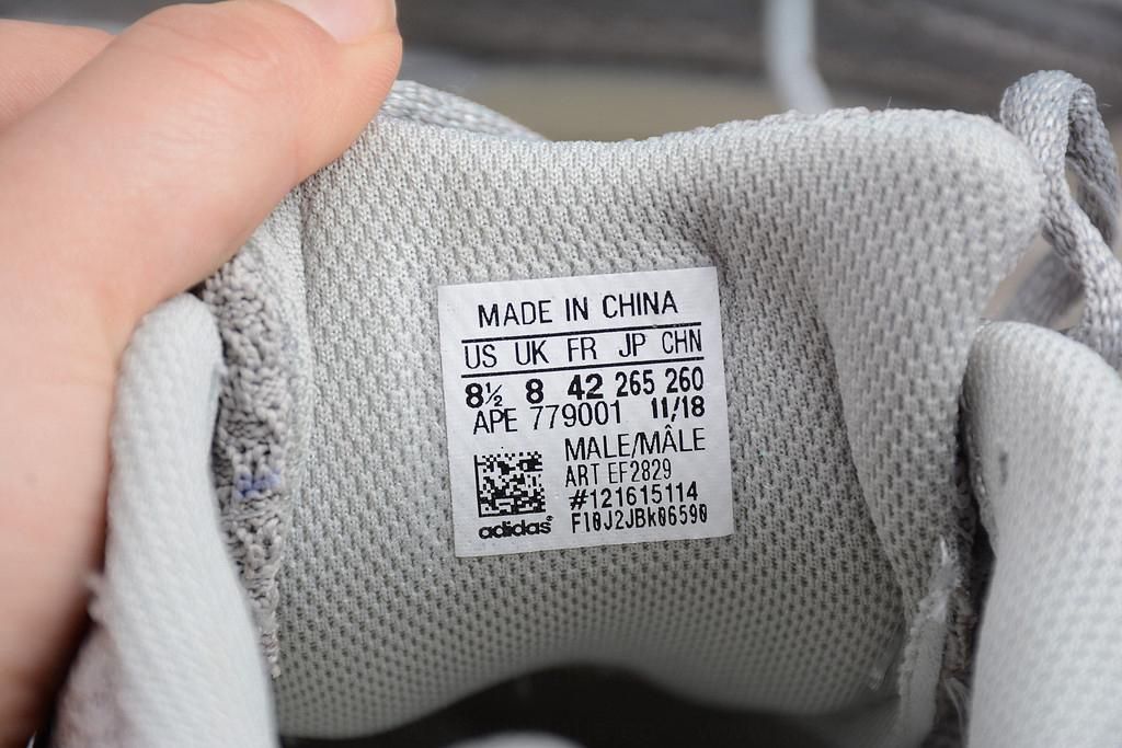 adidasUnisex YEEZY Boost 700 V2 - Static