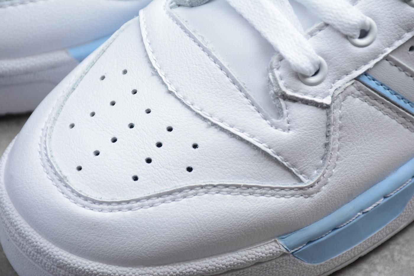 Rivalry Low - Cloud White/Glow Blue
