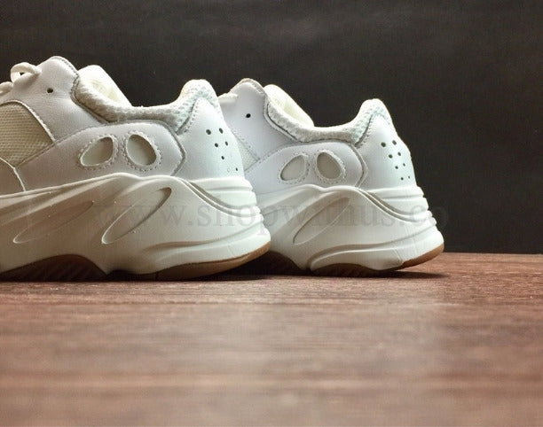 YEEZY Boost 700 - White/Gum