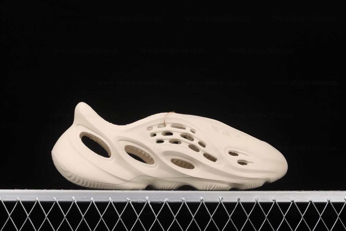 adidasUnisex Yeezy Foam RNNR - Sand