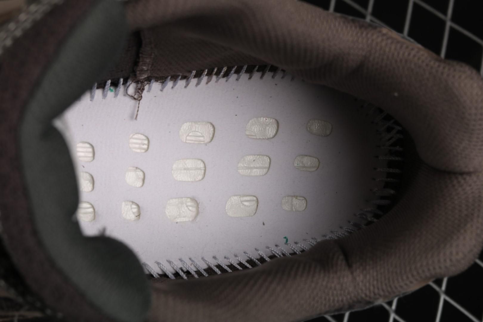 adidasUnisex Yeezy Boost 700 V2 - Geode
