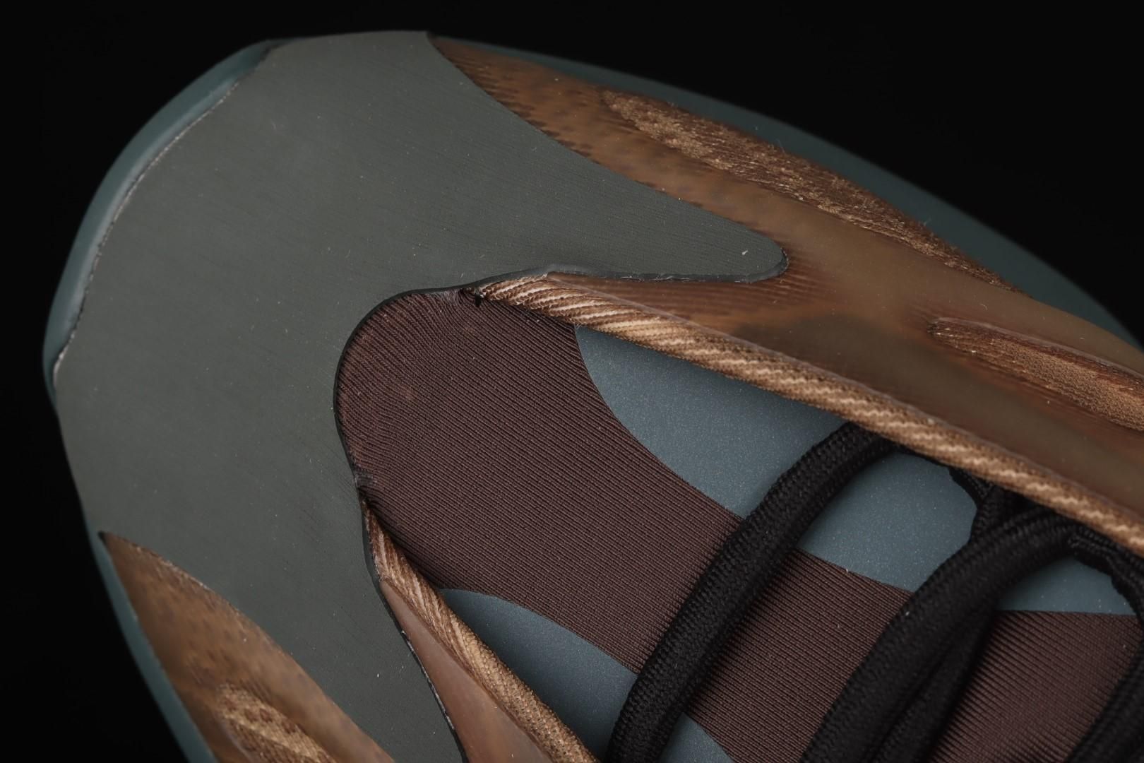 adidasUnisex Yeezy 700 V3 - Copper Fade