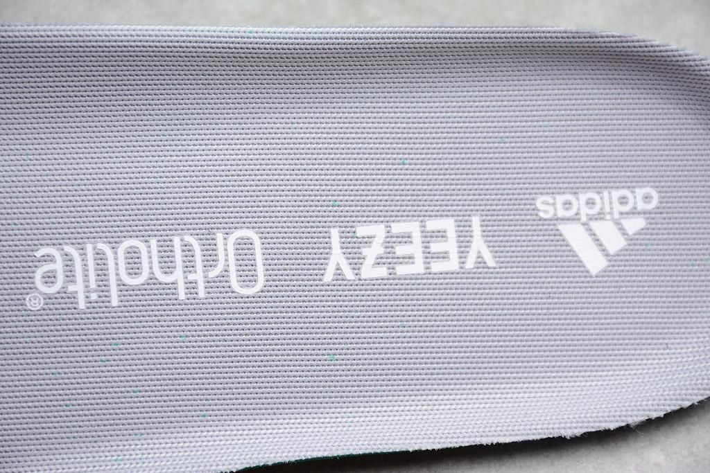 adidasUnisex YEEZY Boost 700 V2 - Static