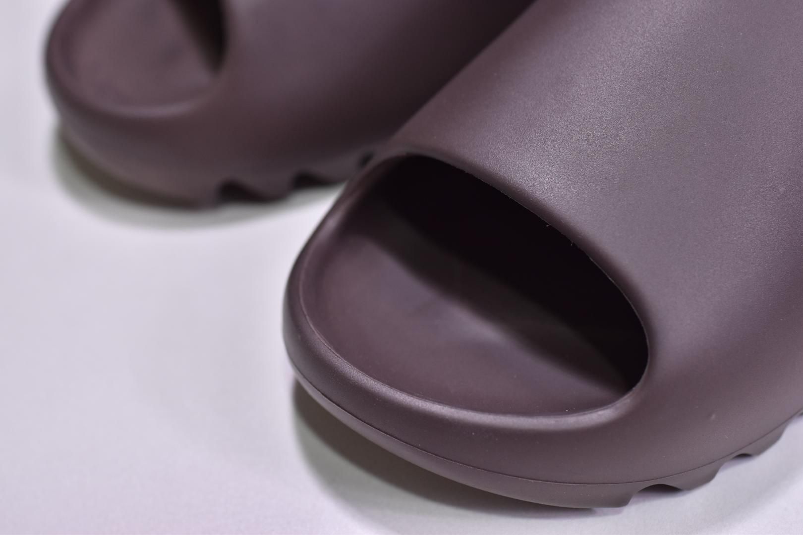 adidasUnisex YEEZY Slide - Soot