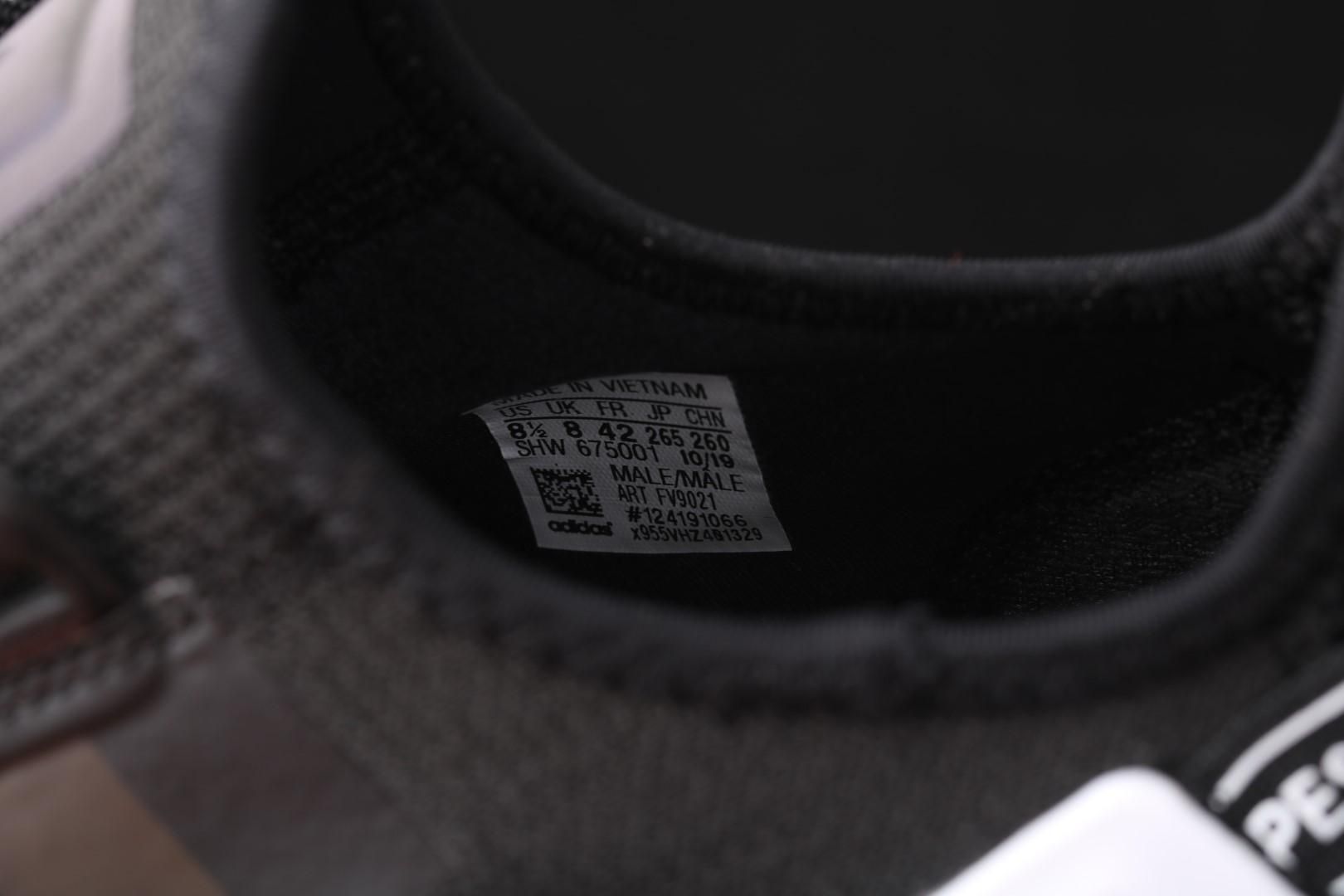 adidasUnisex NMD R1 V2 - Black White