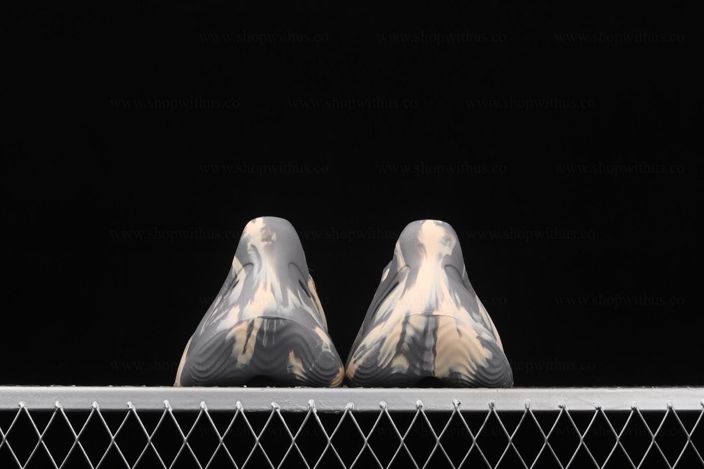adidasUnisex Yeezy Foam RNNR MXT - Moon Gray