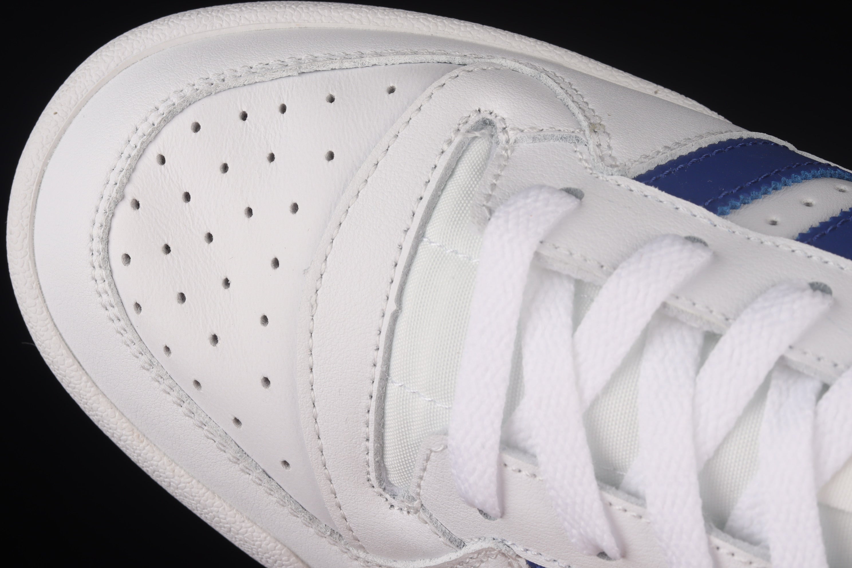 adidasUnisex Forum Low - White/Royal Blue