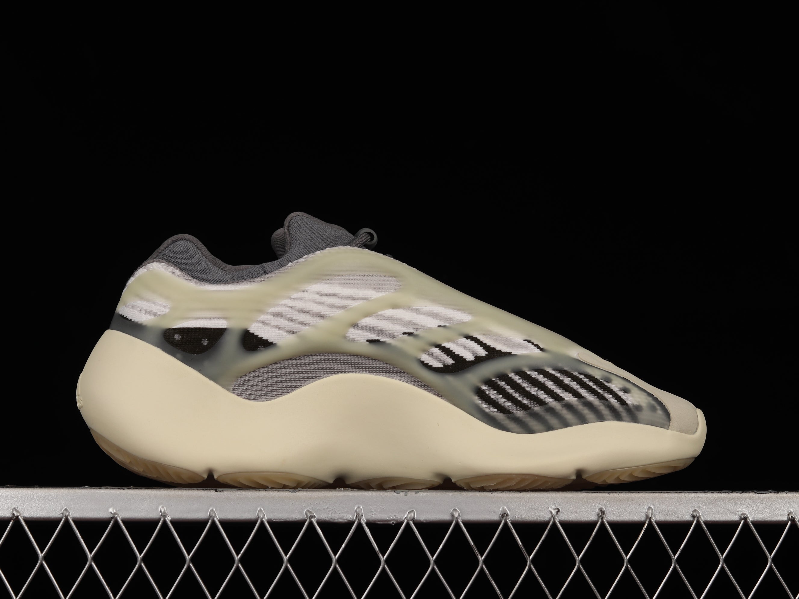 adidasUnisex Yeezy 700 V3 - Fade Salt