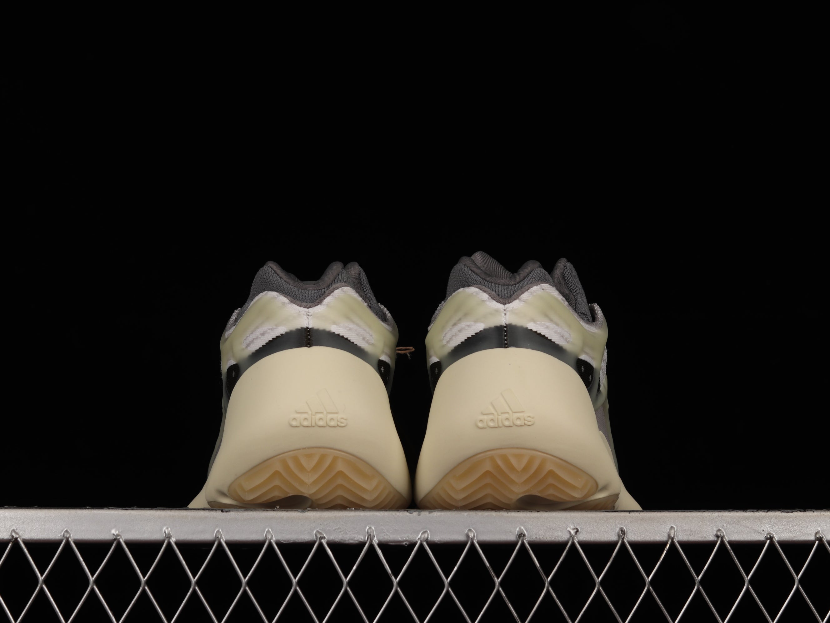 adidasUnisex Yeezy 700 V3 - Fade Salt