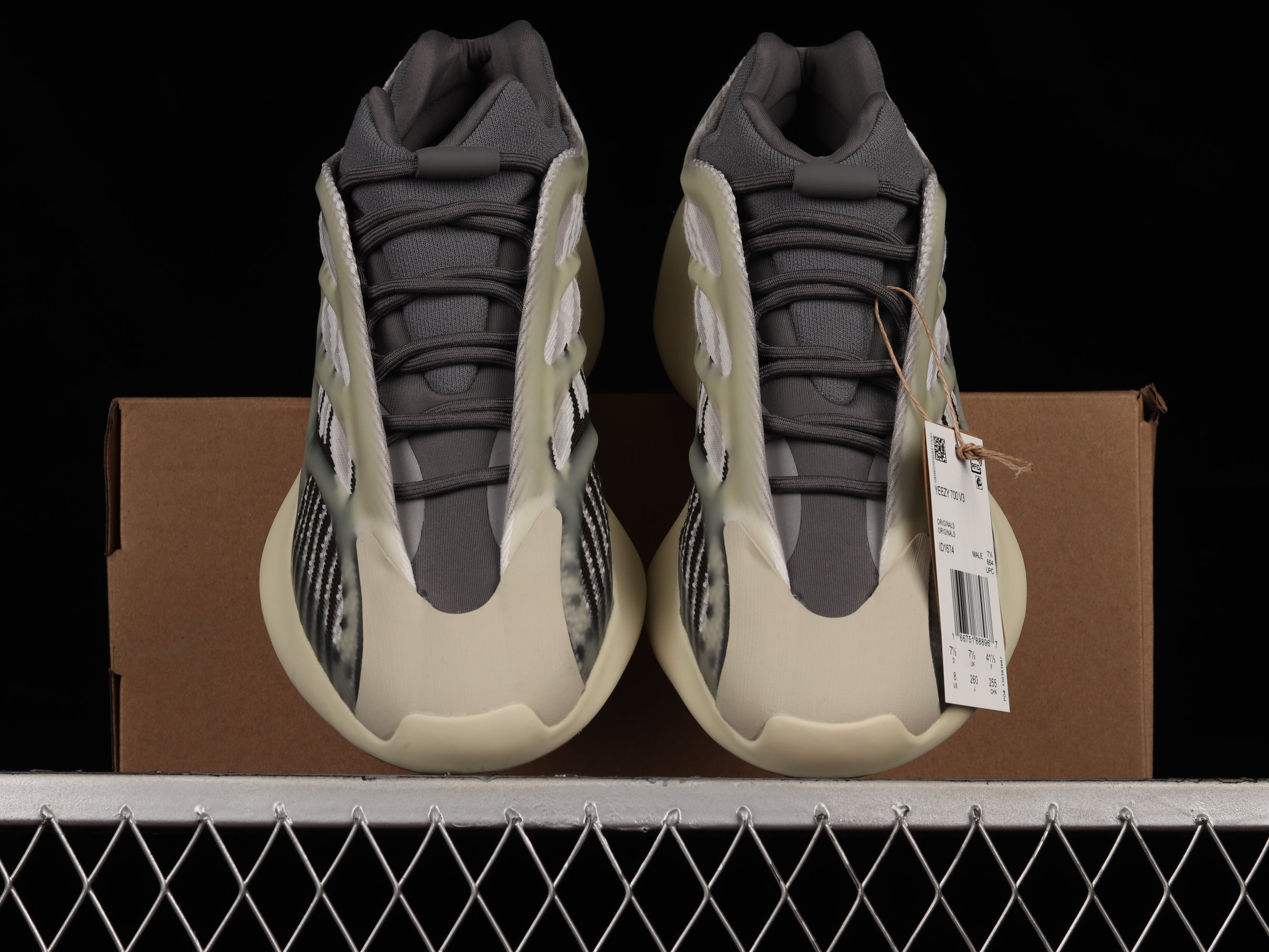 adidasUnisex Yeezy 700 V3 - Fade Salt