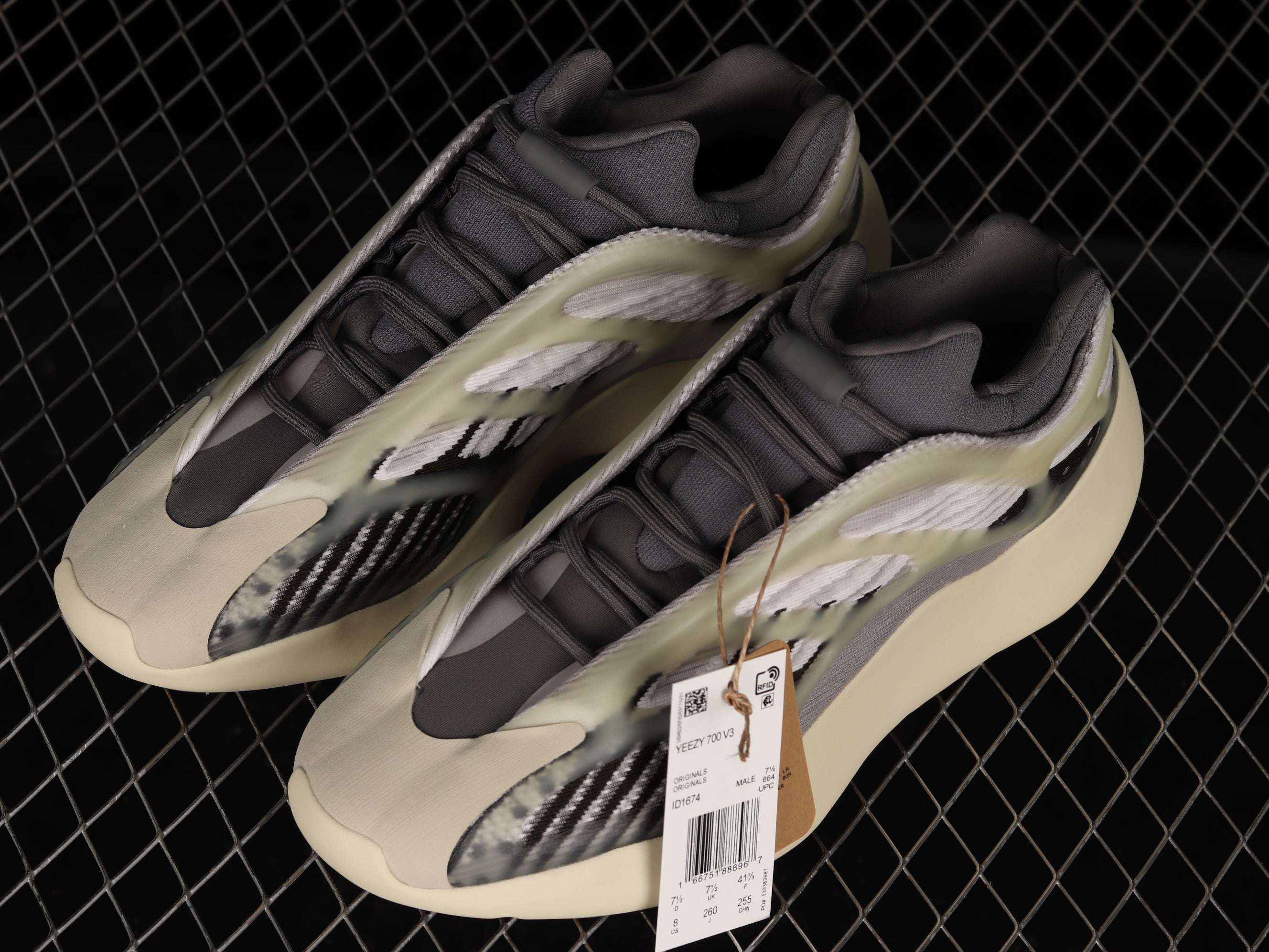 adidasUnisex Yeezy 700 V3 - Fade Salt