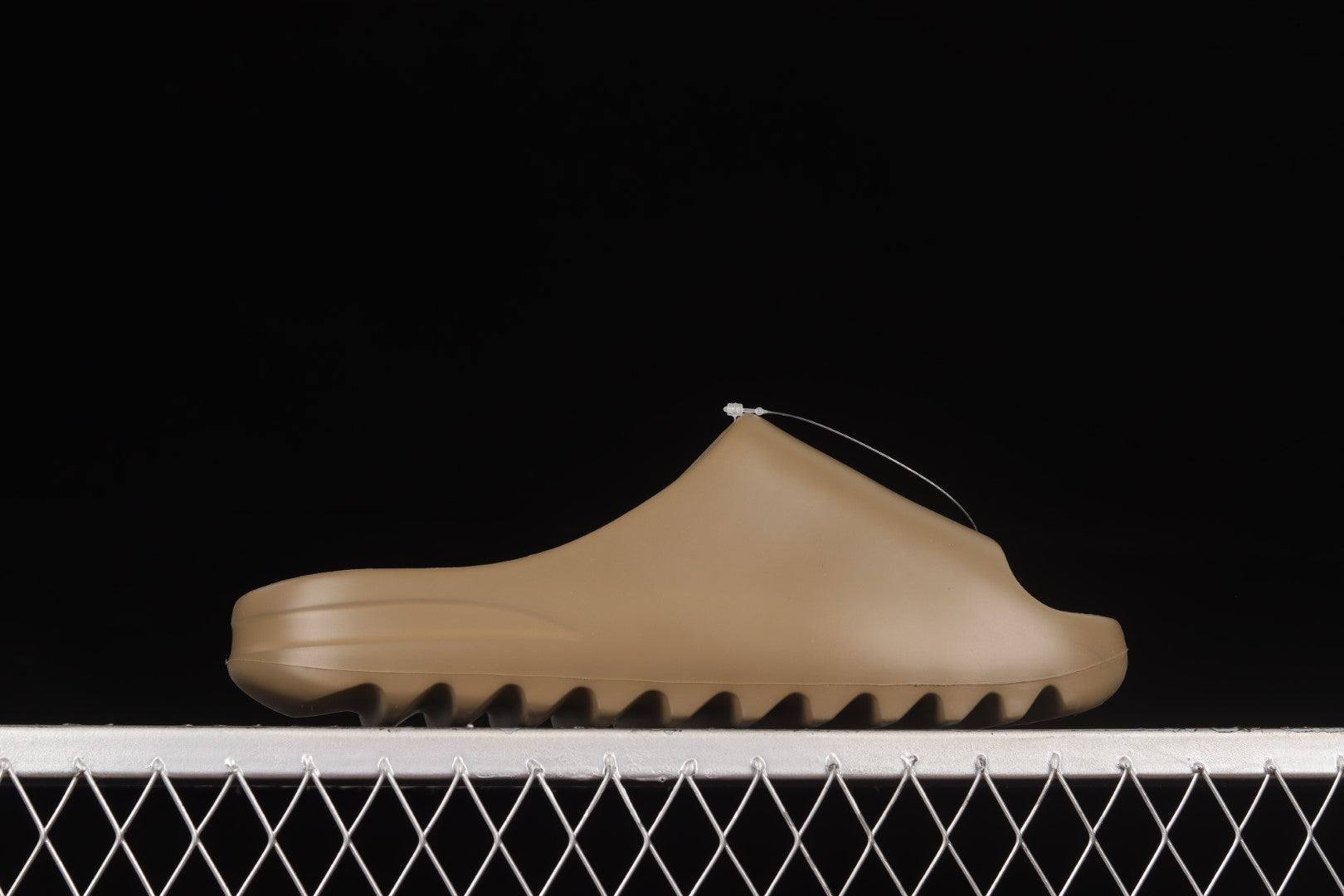 adidasUnisex Yeezy Slide - Earth Brown