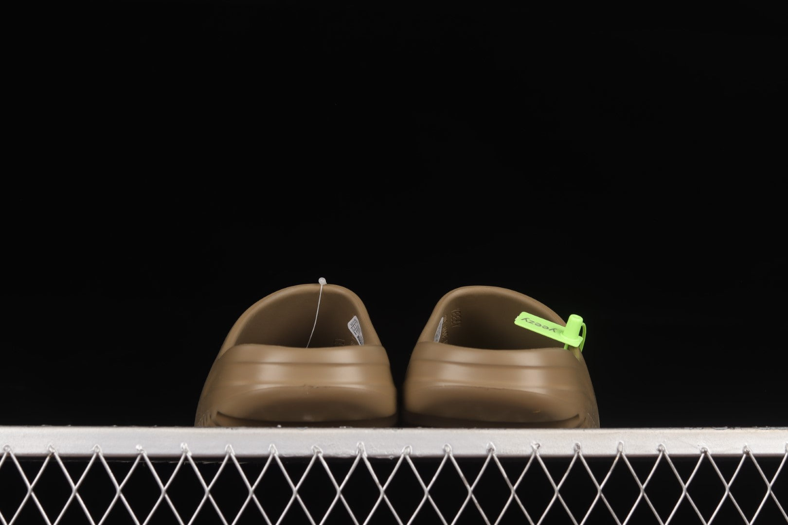 adidasUnisex Yeezy Slide - Earth Brown