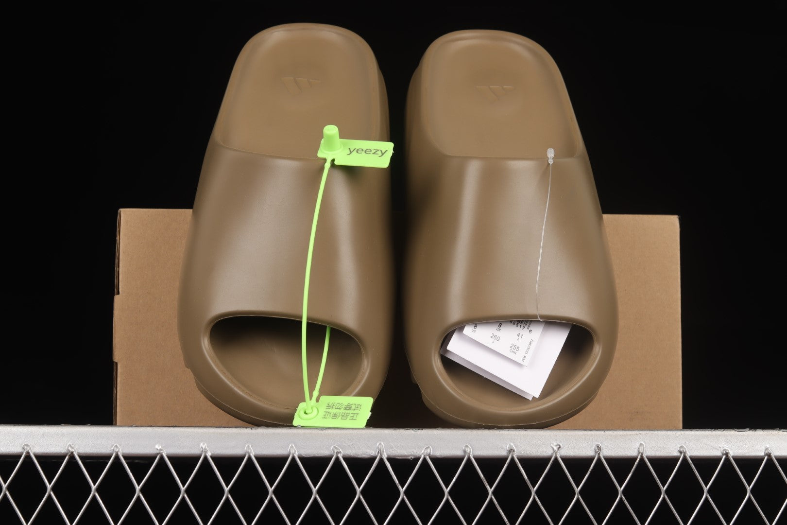 adidasUnisex Yeezy Slide - Earth Brown