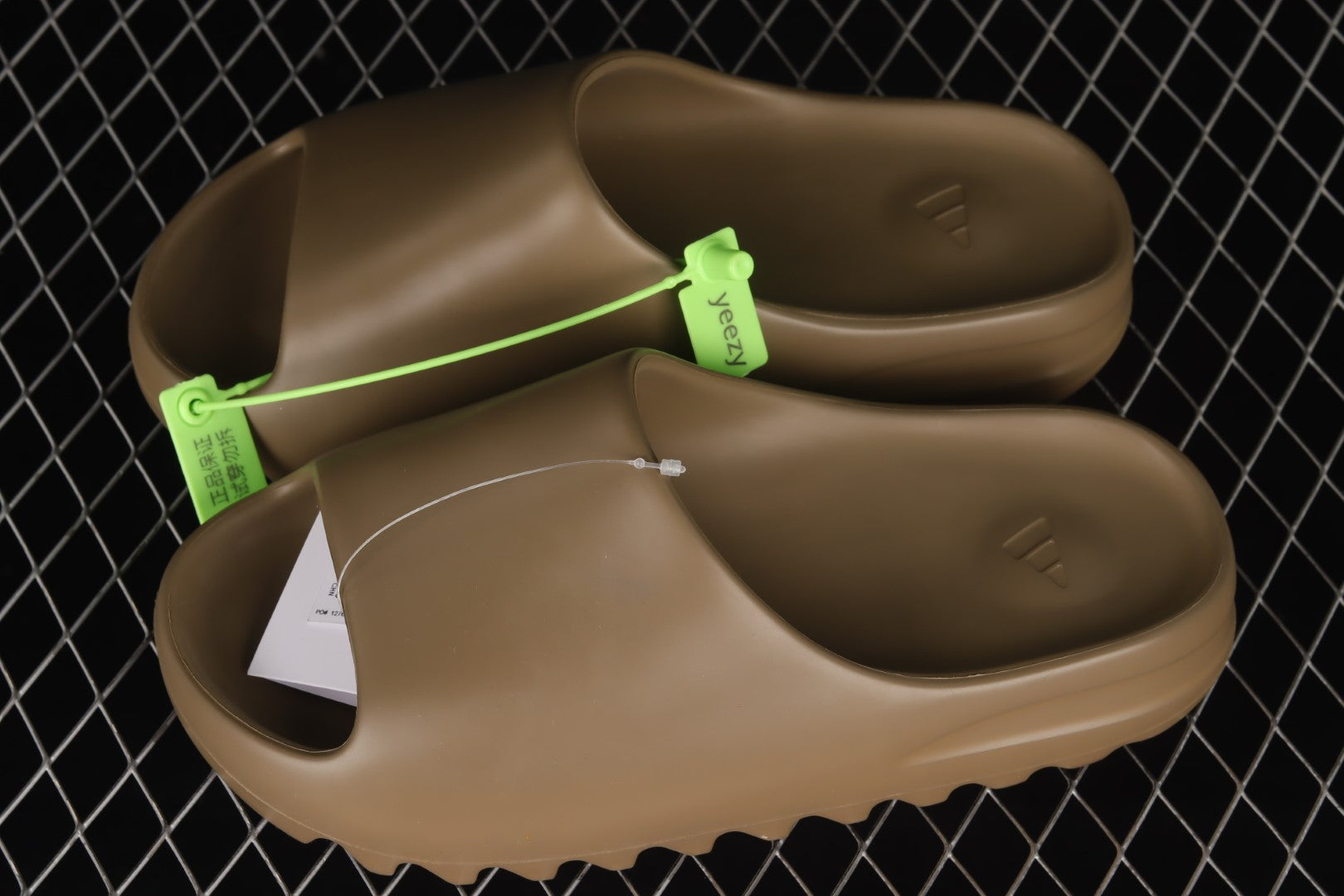 adidasUnisex Yeezy Slide - Earth Brown