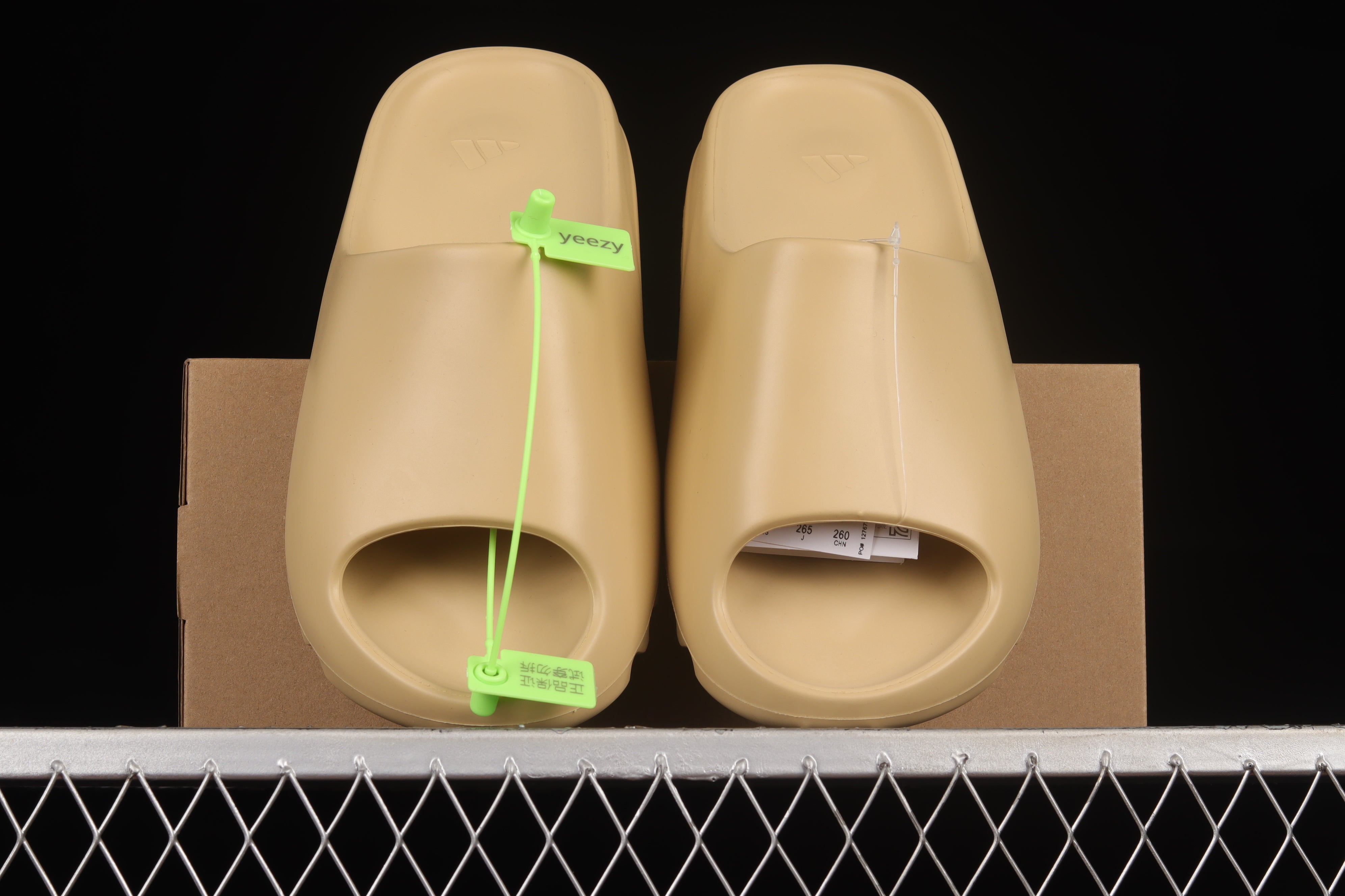 adidasUnisex Yeezy Slide - Desert Sand