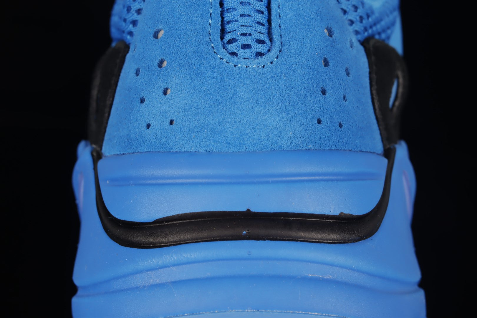 adidasUnisex Yeezy Boost 700 - Hi-Res Blue