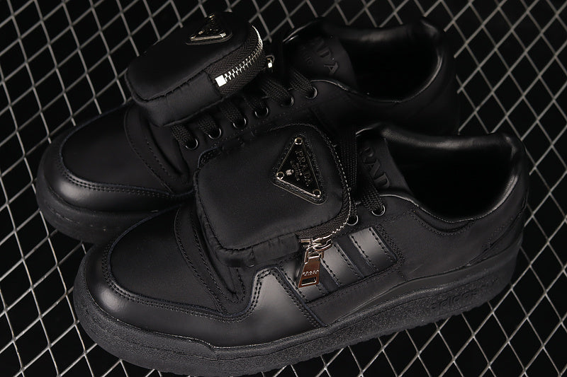 Forum 84 - Black