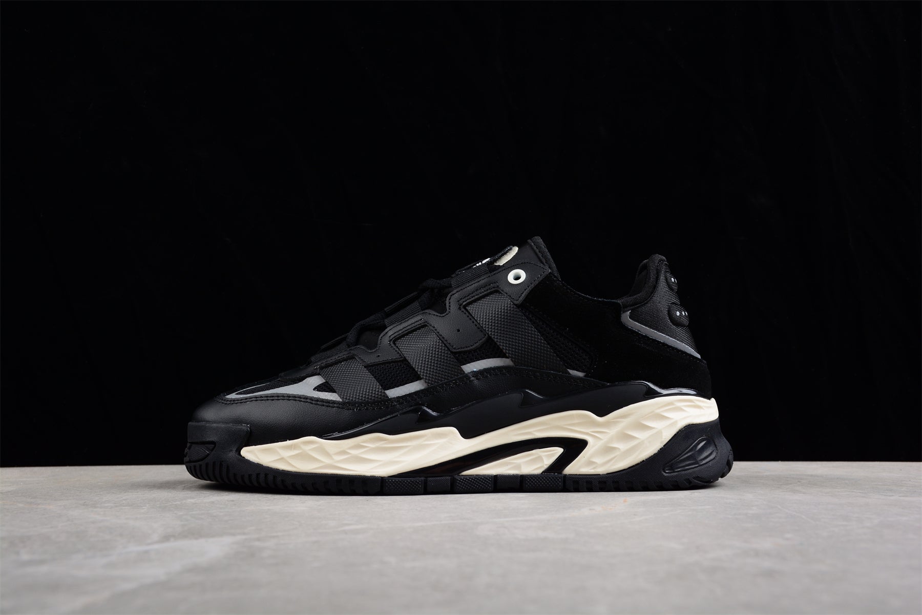 adidasUnisex Niteball - Black