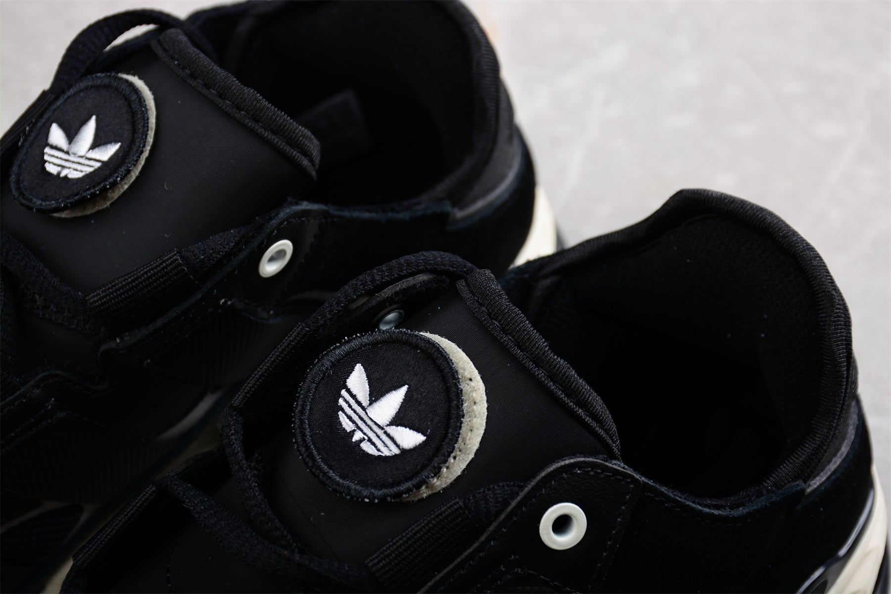 adidasUnisex Niteball - Black