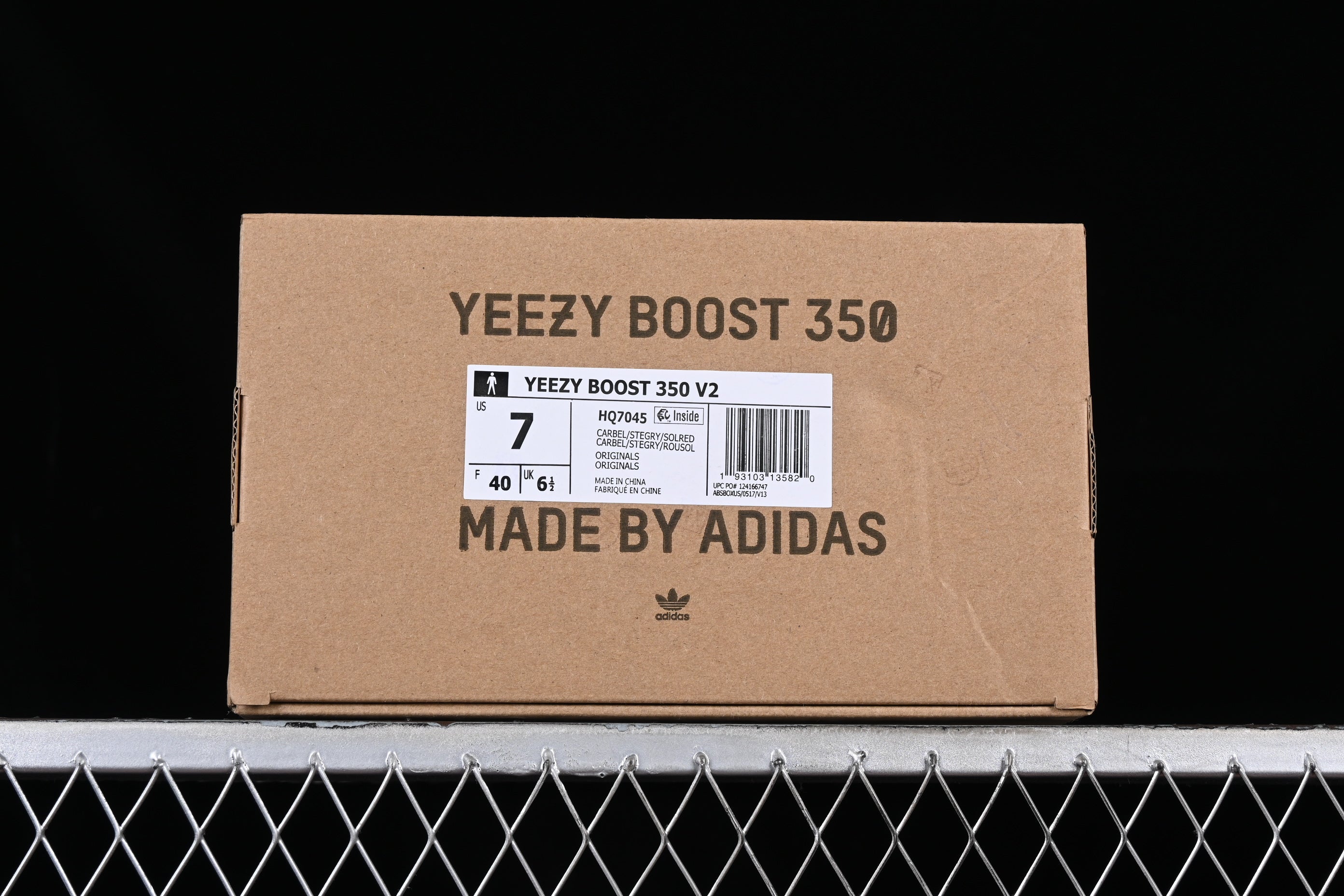 adidasUnisex Yeezy 350 - Carbon Beluga