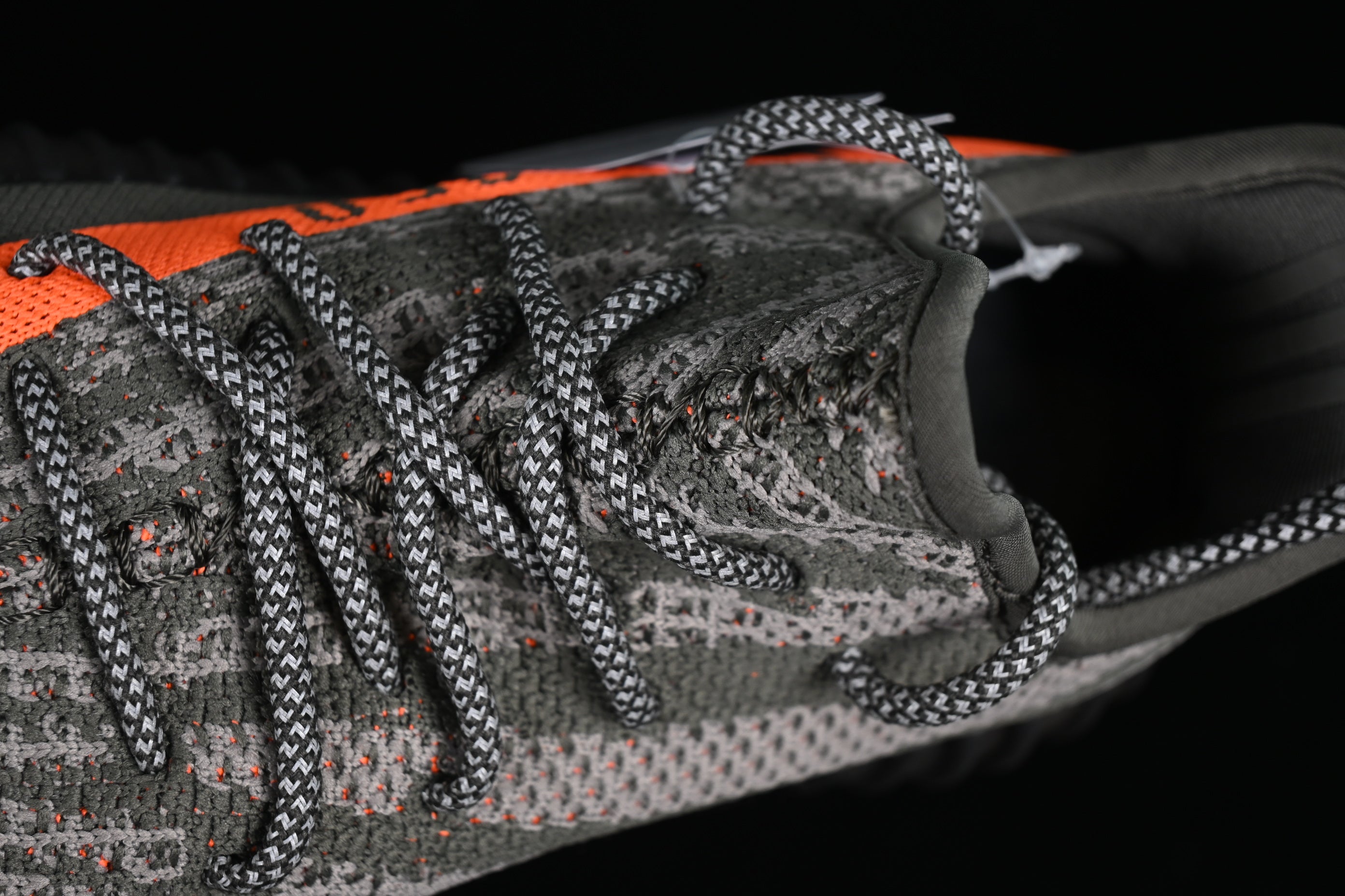 adidasUnisex Yeezy 350 - Carbon Beluga