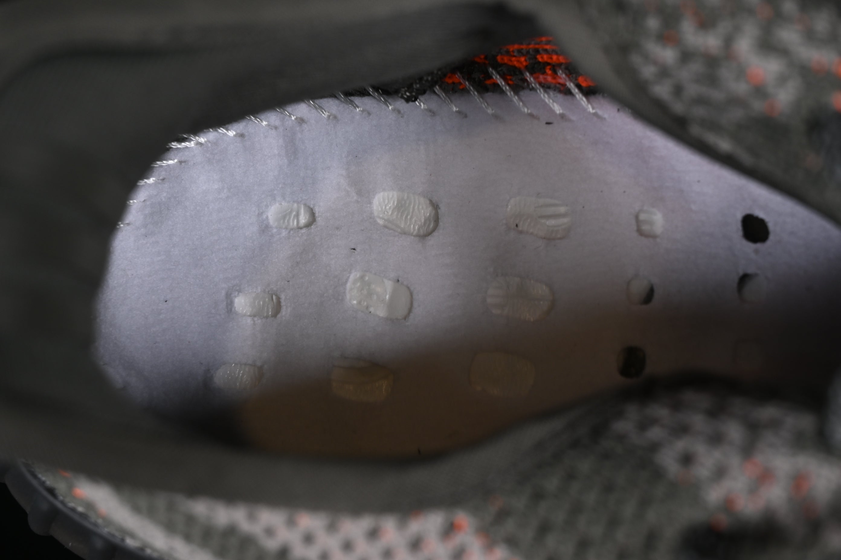 adidasUnisex Yeezy 350 - Carbon Beluga