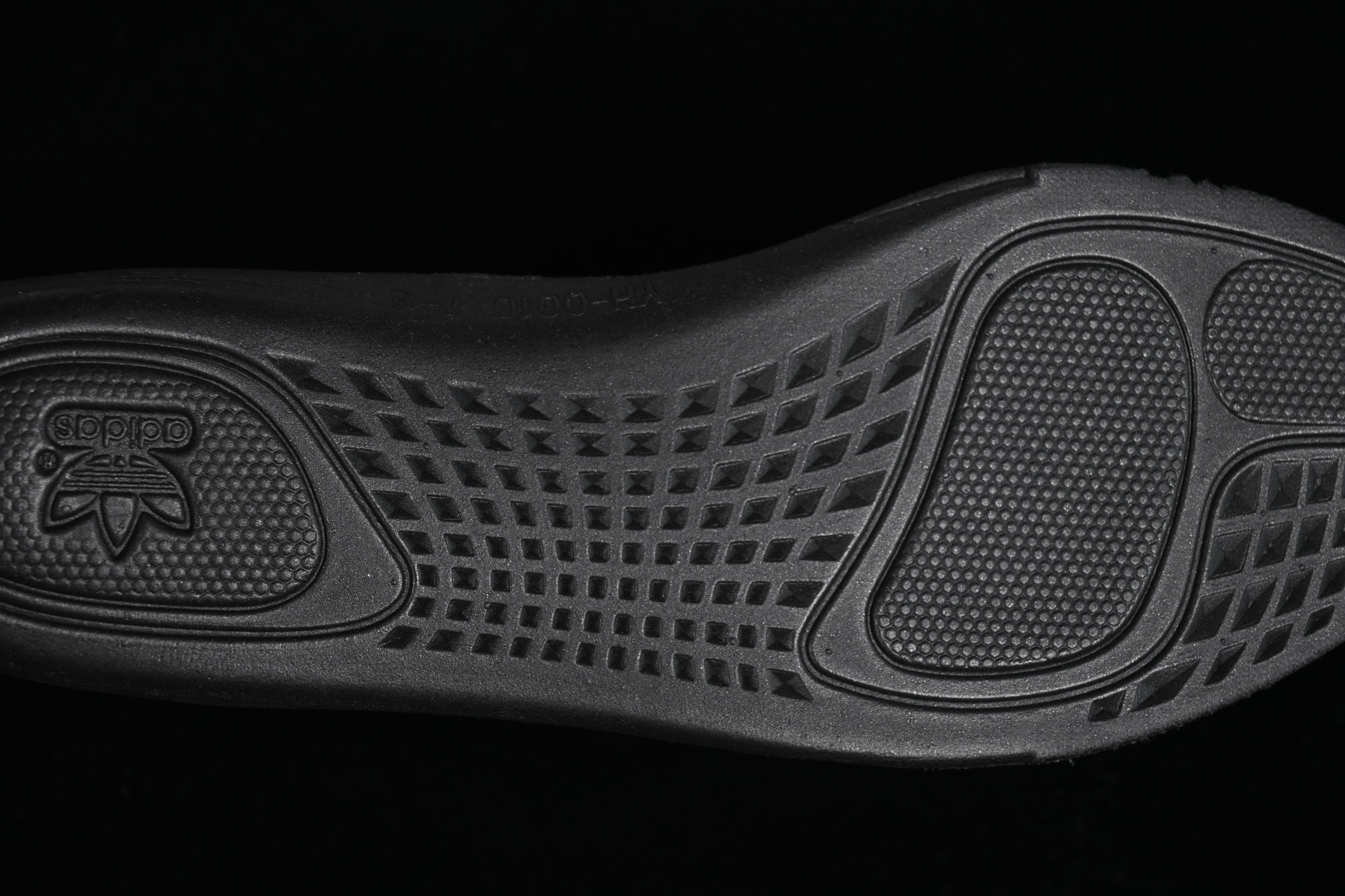 adidasUnisex Yeezy 350 - Carbon Beluga