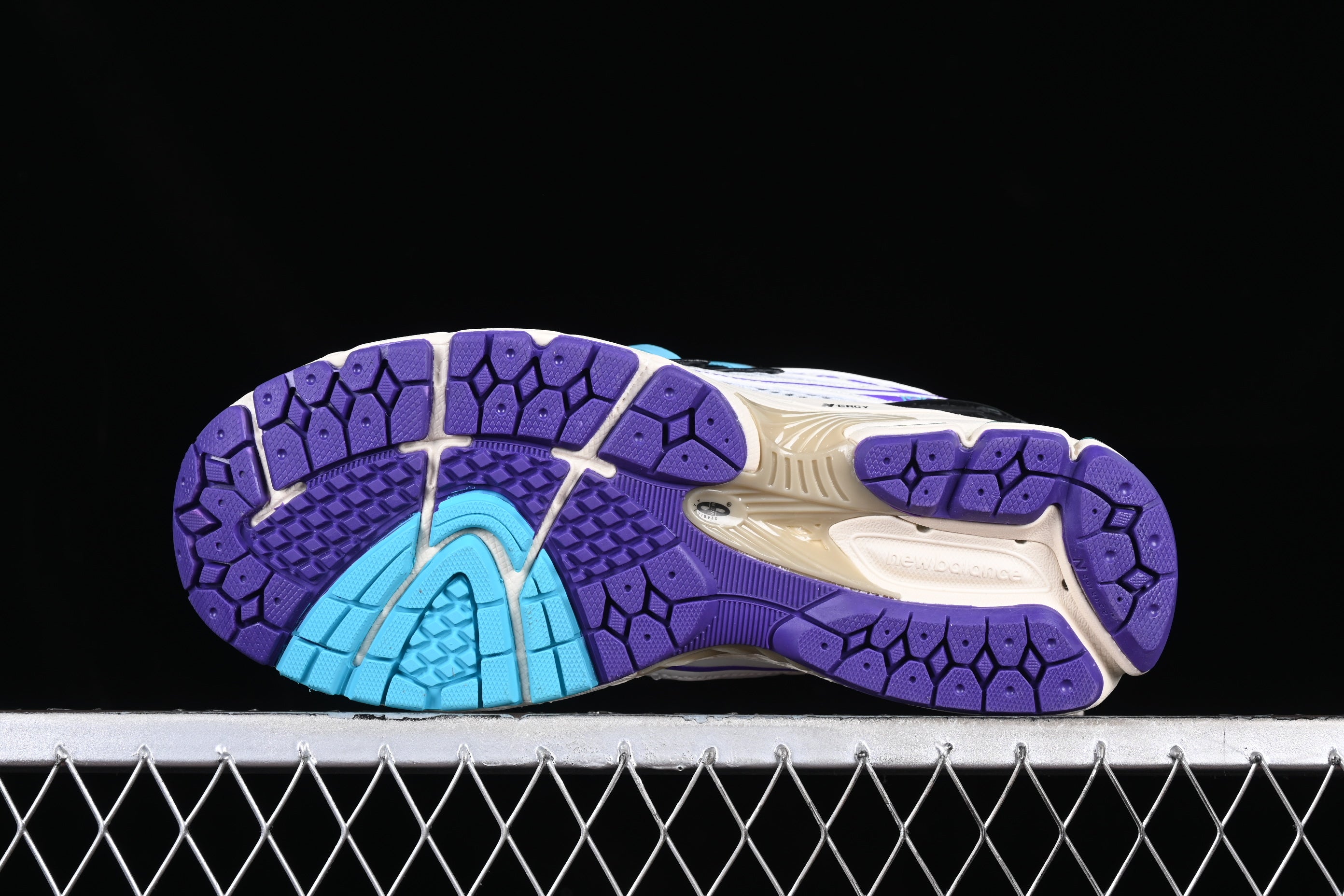 New Balance 1906R - Hornets