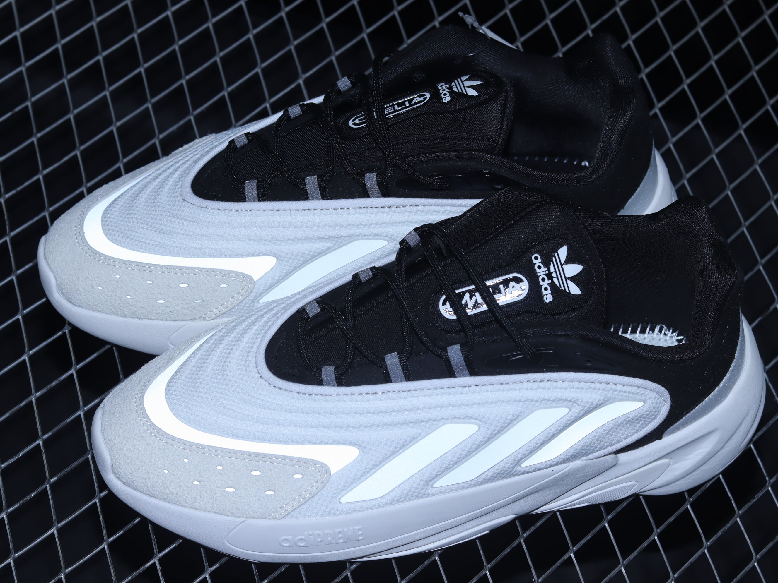 adidasUnisex Ozelia - White/Black