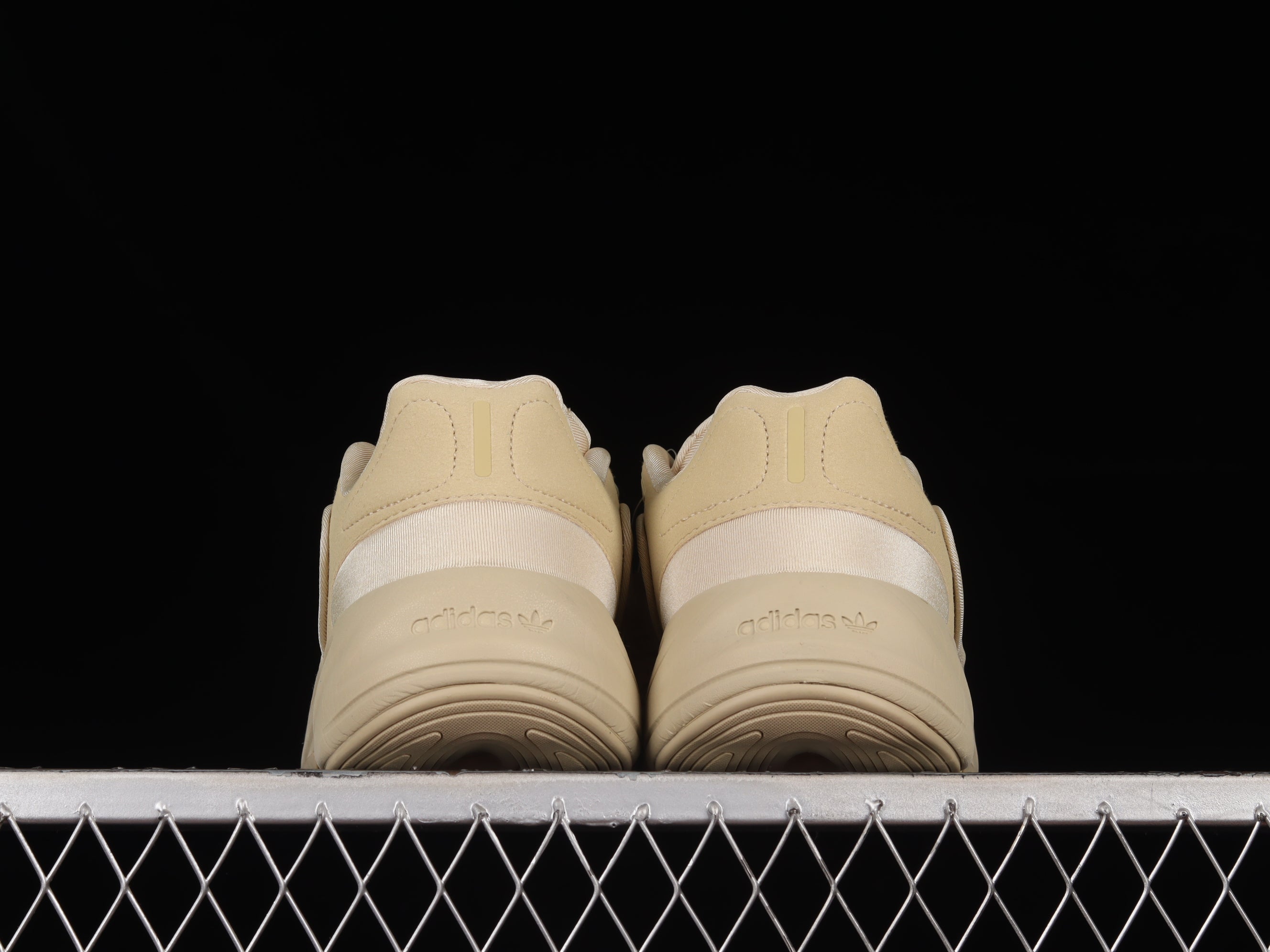adidasUnisex Ozelia - Beige